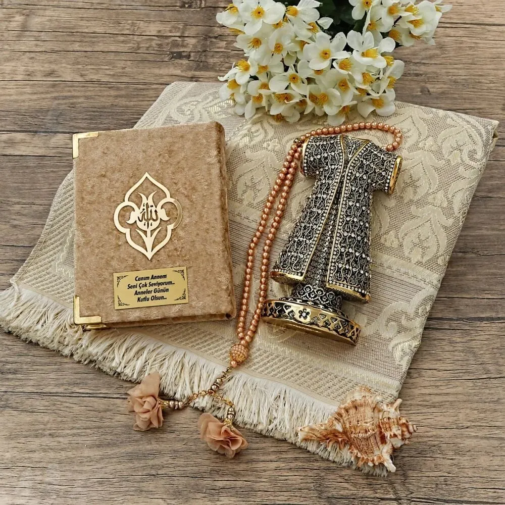 Trinket, Quran Velvet Covered, Cotton Taffeta Prayer Rug, Pearl Rosary Rose Gift Set.
Trinket, Quran Velvet Covered, Cotton Taffeta Prayer Rug, Pearl Rosary Rose Gift Set.