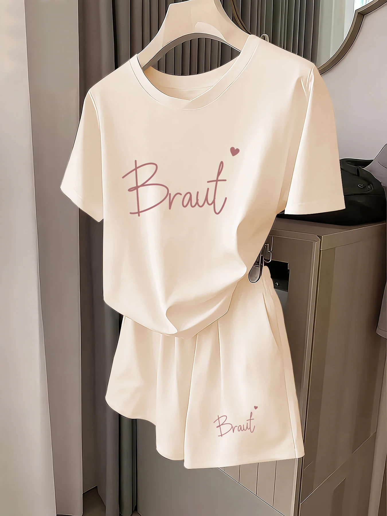 Spring and Summer Braut Heart Letter Print Set, Gentle Apricot-Colored Short-Sleeve T-Shirt + Casual Shorts Two-Piece Set
Spring and Summer Braut Heart Letter Print Set, Gentle Apricot-Colored Short-Sleeve T-Shirt + Casual Shorts Two-Piece Set