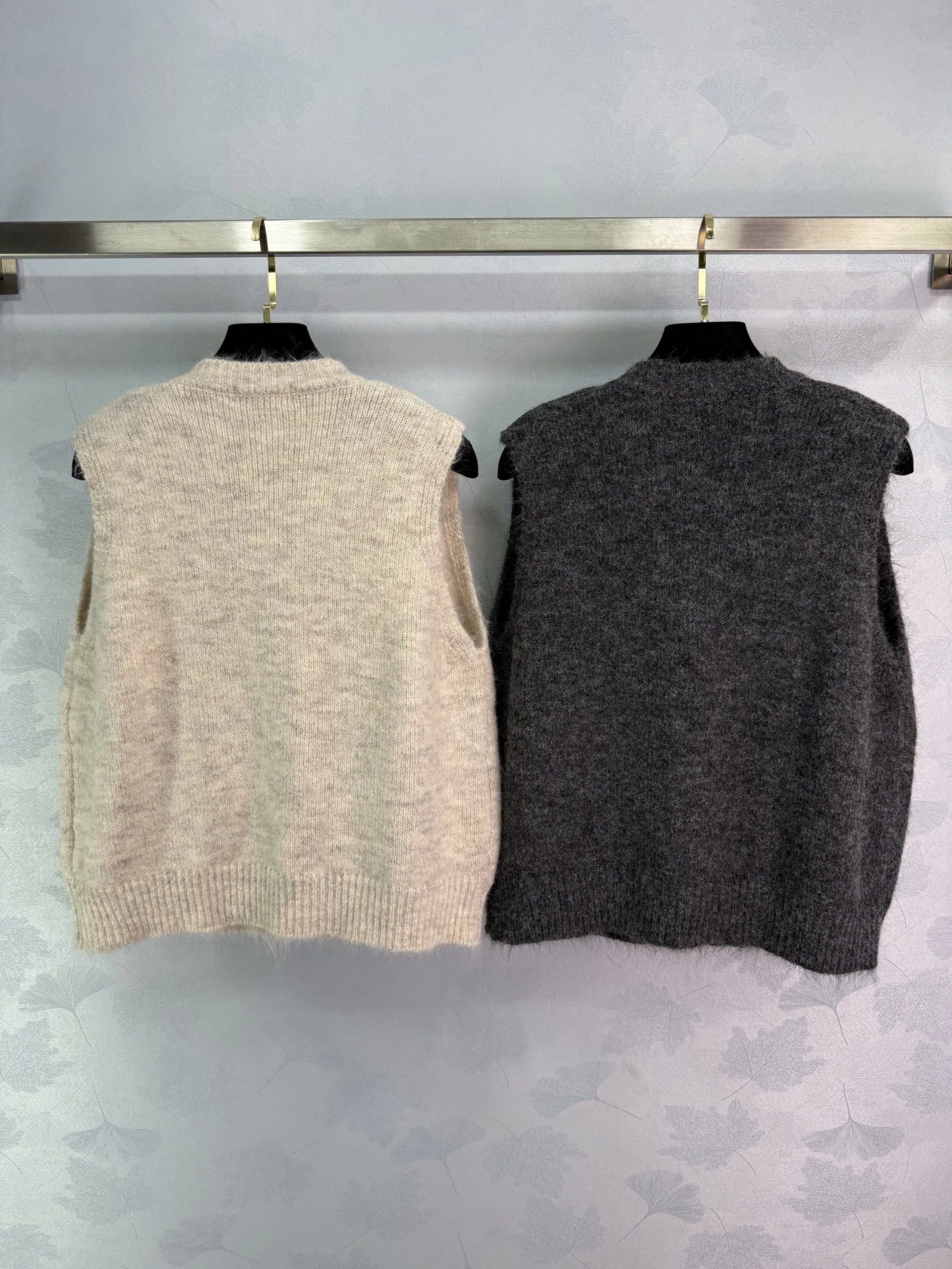2025 Early Autumn New Diamond Grid Round Neck Knitted Vest with Full Open Button Adjustment 429
2025 Early Autumn New Diamond Grid Round Neck Knitted Vest with Full Open Button Adjustment 429