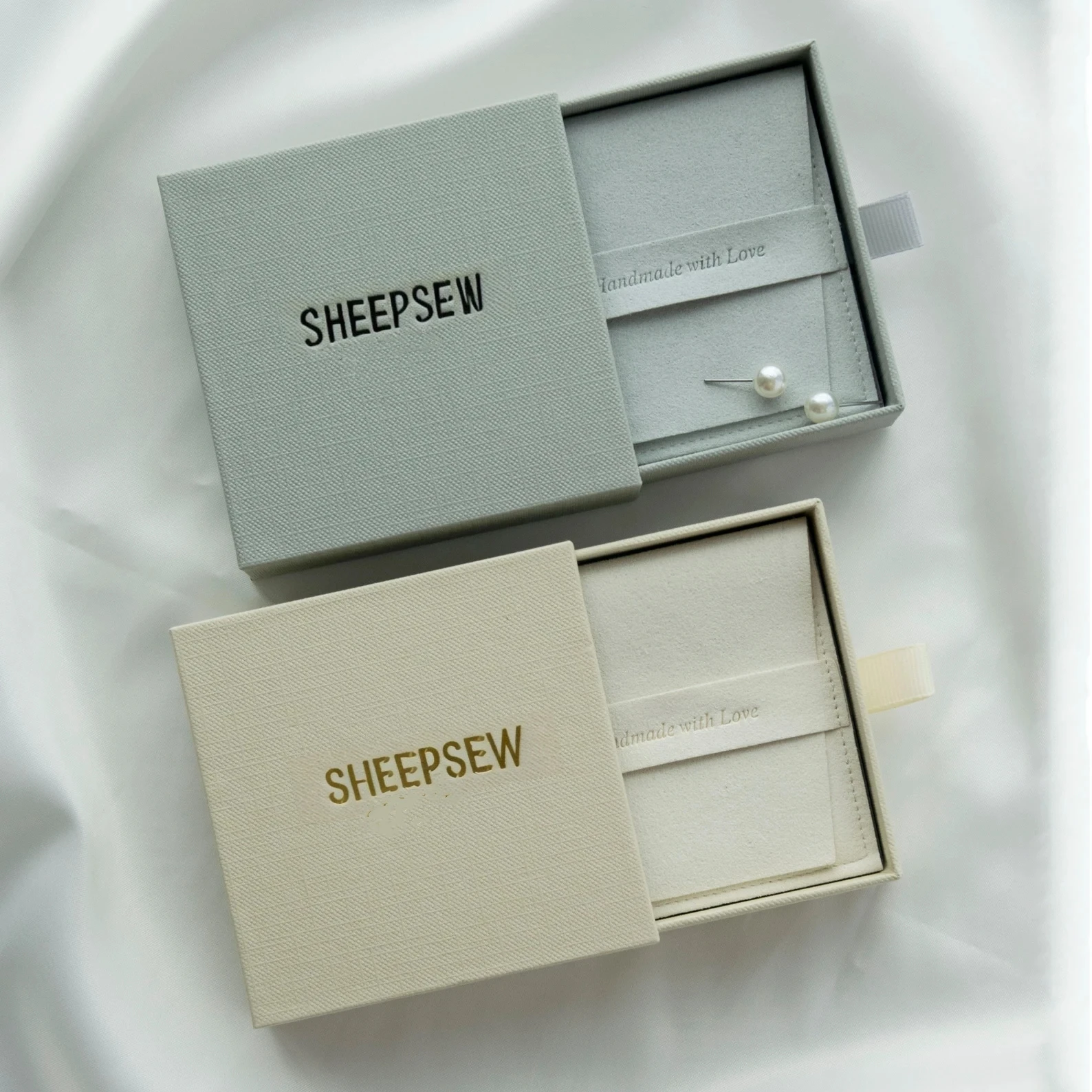 Custom Logo Jewelry Box & Pouch: Small Packaging Set
Custom Logo Jewelry Box & Pouch: Small Packaging Set