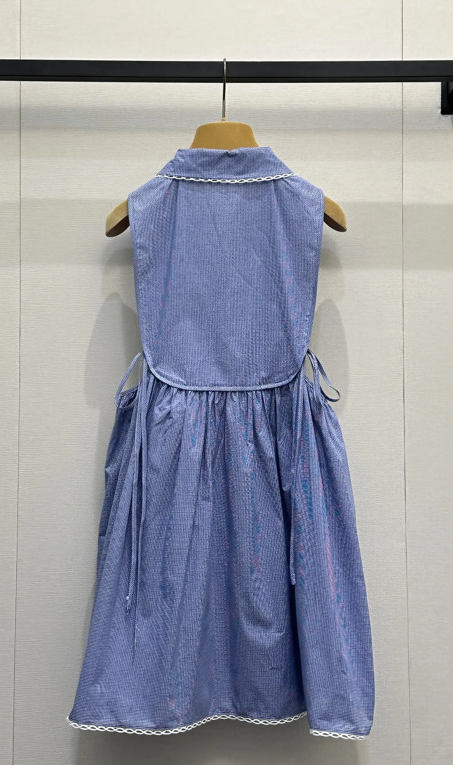 2026 Spring/Summer New Arrival: Hepburn-Style Solid-Color Waist-Cinching Sleeveless Dress
2026 Spring/Summer New Arrival: Hepburn-Style Solid-Color Waist-Cinching Sleeveless Dress
