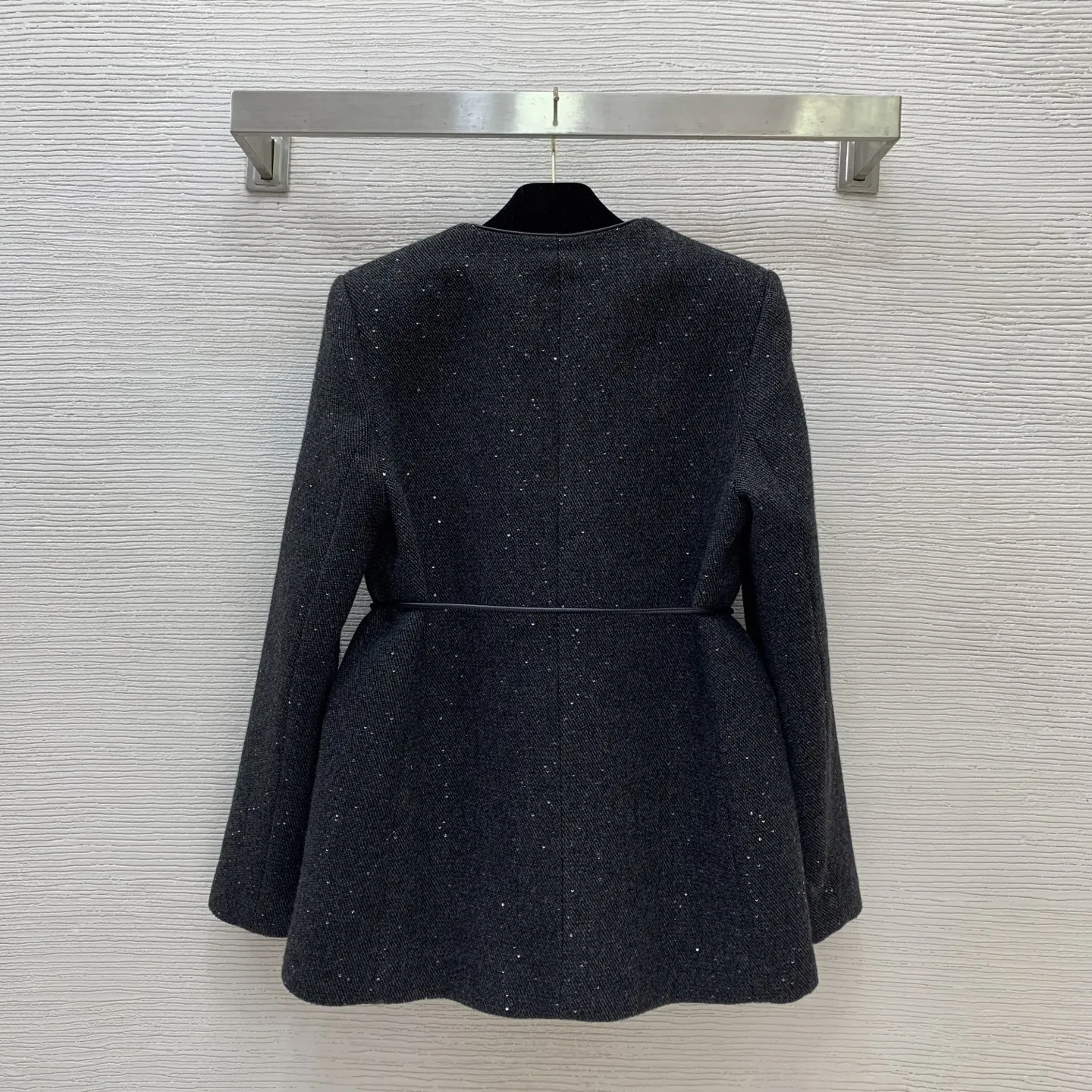 Высококачественная осенне-зимняя женская модная куртка с двумя пуговицами и карманами с v-образным вырезом, облегающая модная куртка для поездок на работу HL123
Высококачественная осенне-зимняя женская модная куртка с двумя пуговицами и карманами с v-образным вырезом, облегающая модная куртка для поездок на работу HL123