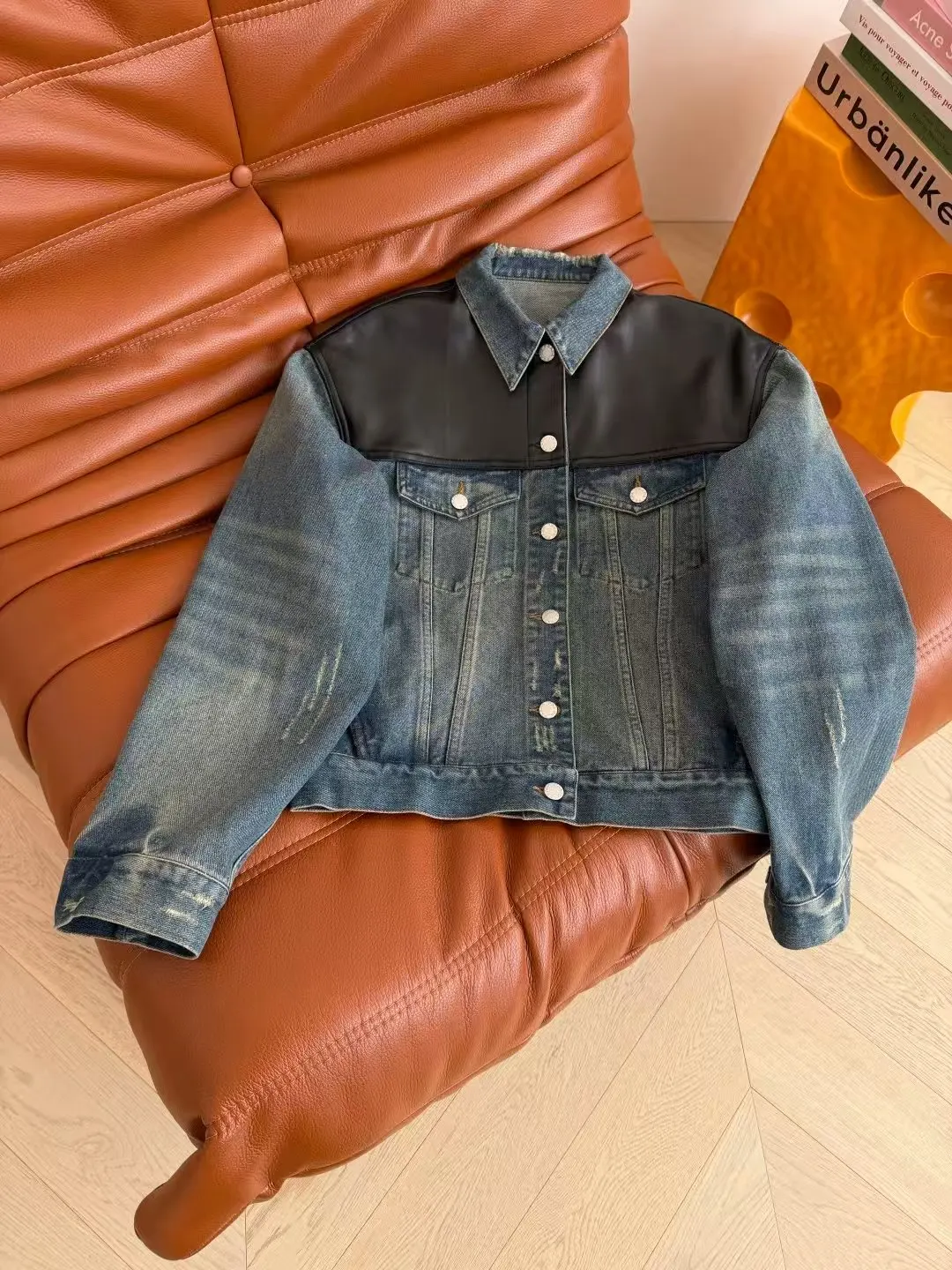 2025 Новая женская короткая джинсовая куртка без отделки с вельветовыми лацканами и вышивкой букв
2025 Новая женская короткая джинсовая куртка без отделки с вельветовыми лацканами и вышивкой букв