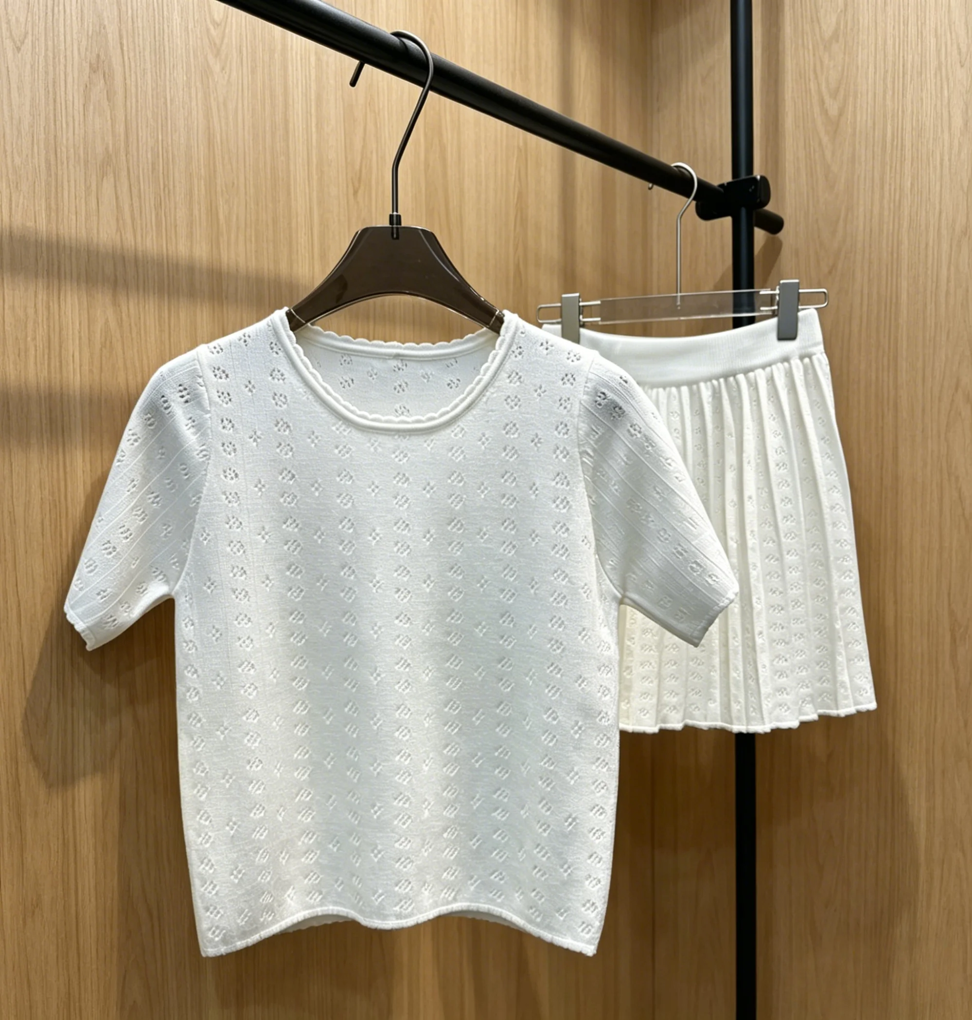 2026 New Style Womens White Short Sleeve Top and Short Skirt Size S Casual Sweet Style Code 021
2026 New Style Womens White Short Sleeve Top and Short Skirt Size S Casual Sweet Style Code 021