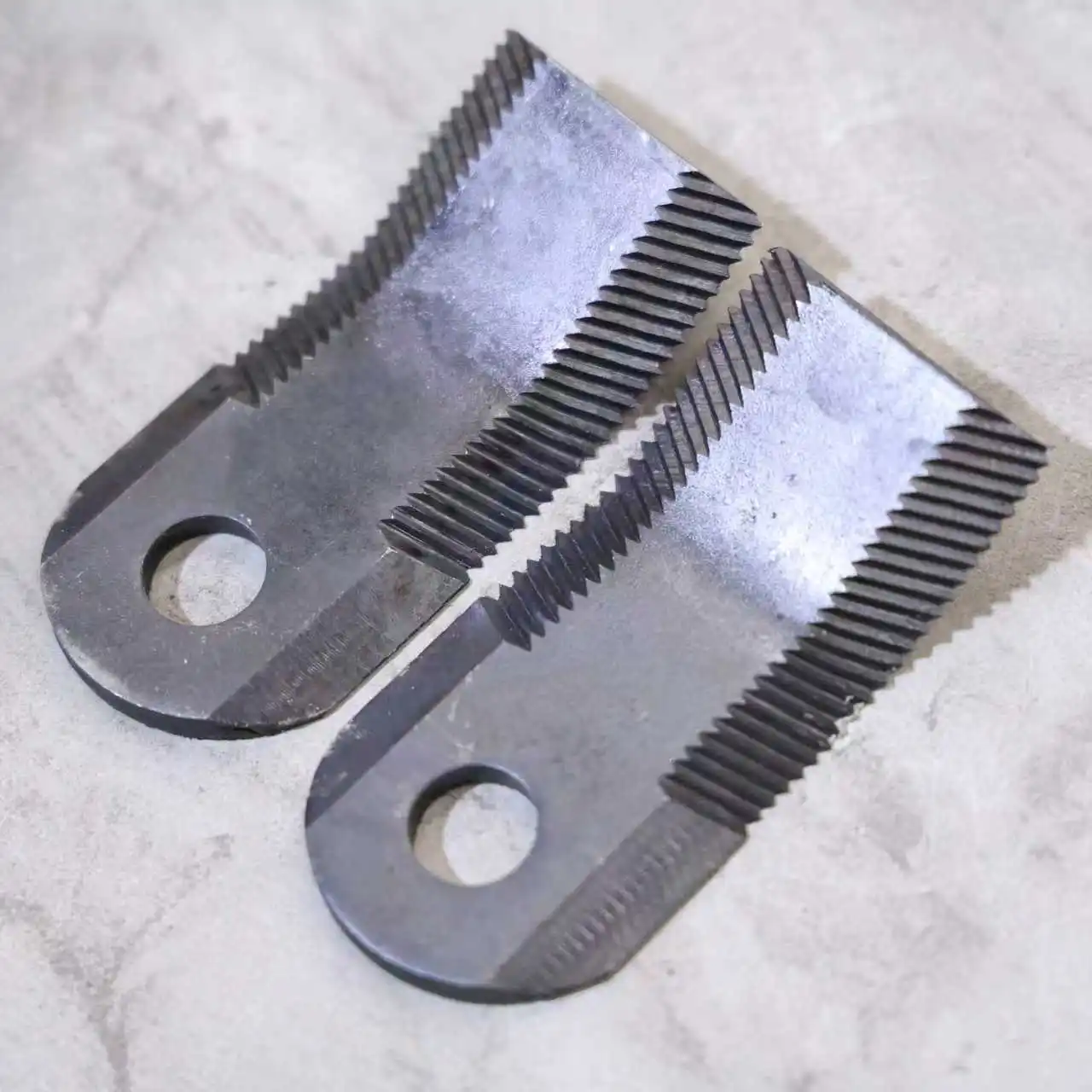 Suitable for use with lawn shredders with a 100cm mowing width, flail-type blades, one set contains 20 blades.
Suitable for use with lawn shredders with a 100cm mowing width, flail-type blades, one set contains 20 blades.