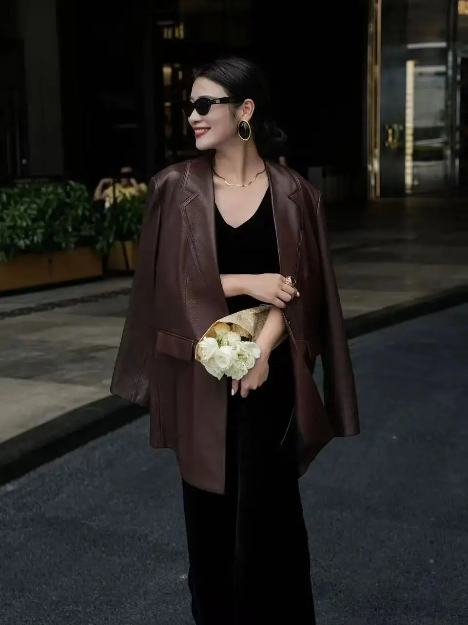 Минималистичная элегантная женская кожаная куртка в стиле neapolitan
Минималистичная элегантная женская кожаная куртка в стиле neapolitan