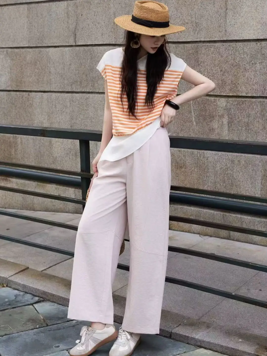 Elegant casual asymmetrical hem top design matched with wide-leg pants
Elegant casual asymmetrical hem top design matched with wide-leg pants