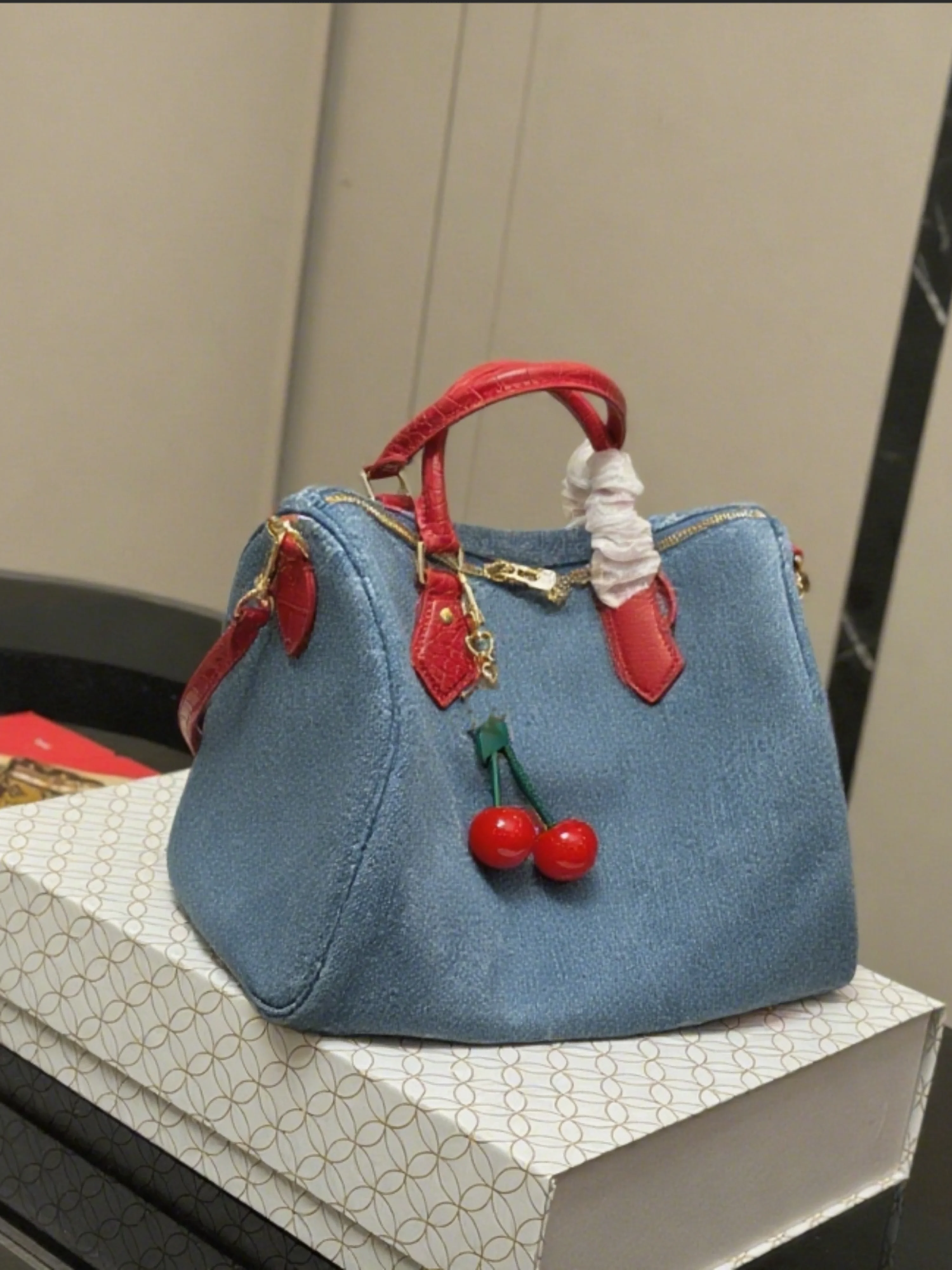 Women New Pillow Bag Versatile Fashion Simple Cherry Print Collision Color Stitching Denim Women Shoulder Bag 30cm 2025
Women New Pillow Bag Versatile Fashion Simple Cherry Print Collision Color Stitching Denim Women Shoulder Bag 30cm 2025
