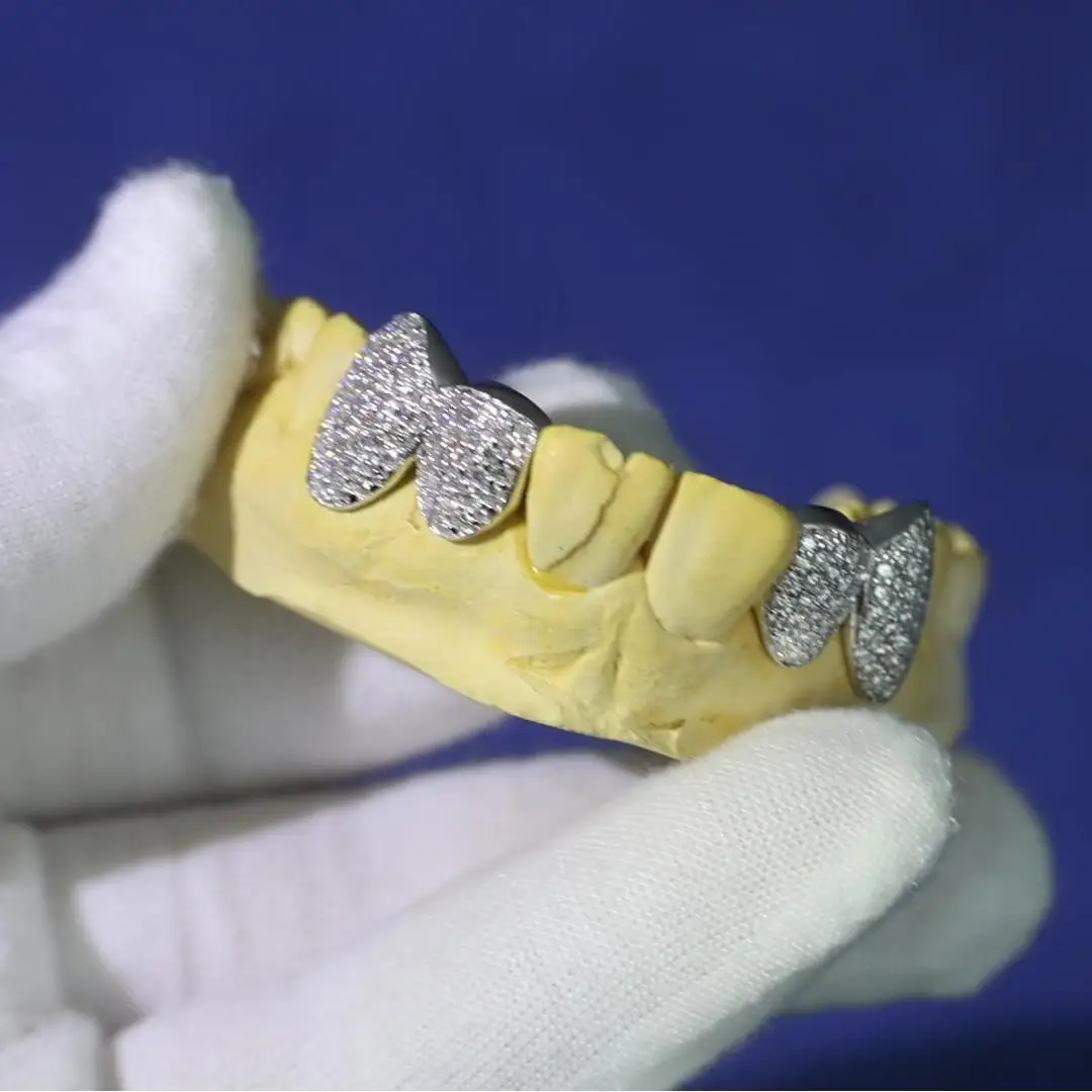 Fangs Grillz S925 Ice Out With VVS1 Moissanite Private Custom 1:1 Dental Fit For Rappers & Trendsetters Body Jewelry
Fangs Grillz S925 Ice Out With VVS1 Moissanite Private Custom 1:1 Dental Fit For Rappers & Trendsetters Body Jewelry
