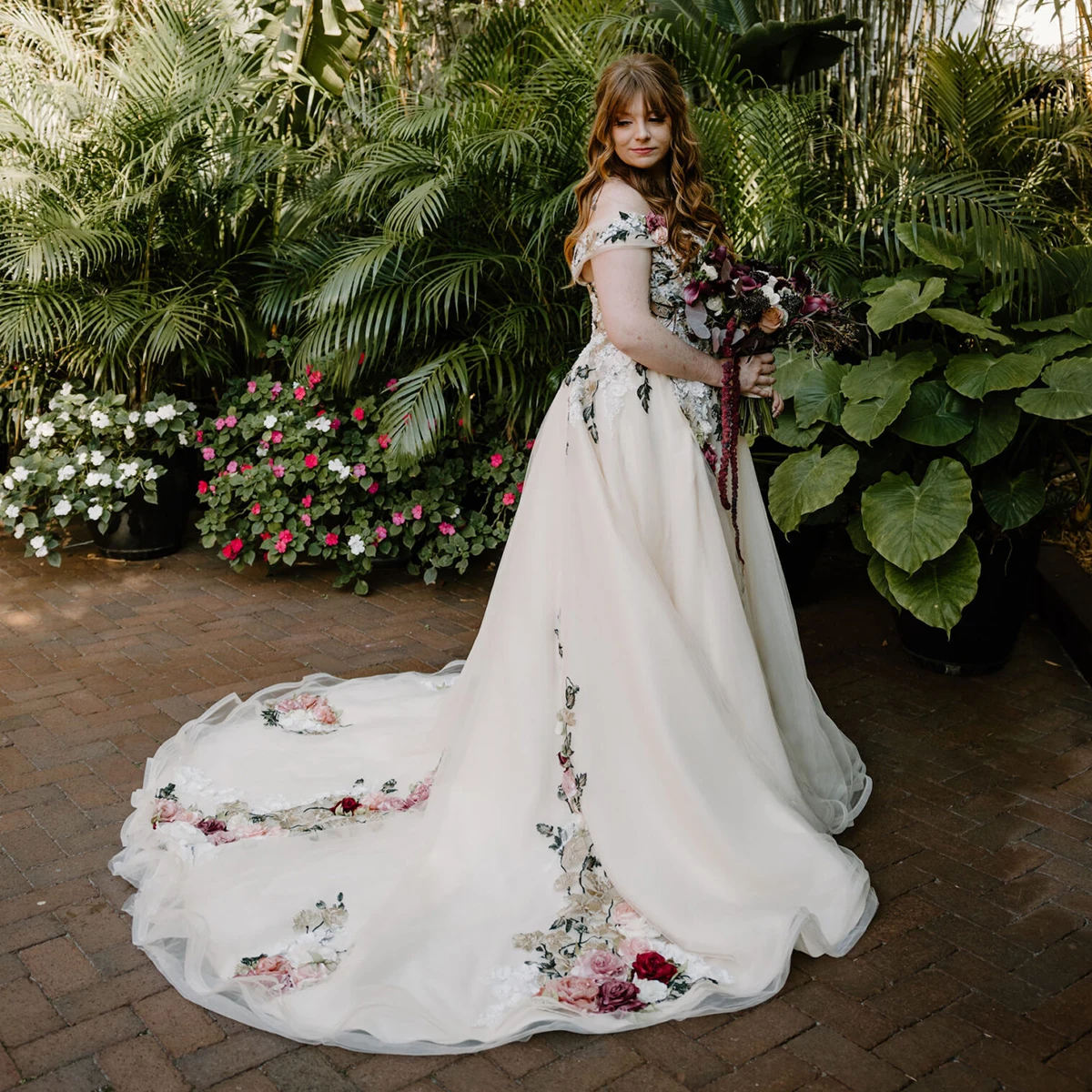 Embroidered 3D Flowers Garden Wedding Dress Elegant Off Shoulder Plus Size Colorful Romantic Corset Goth Customized Bridal Gowns
Embroidered 3D Flowers Garden Wedding Dress Elegant Off Shoulder Plus Size Colorful Romantic Corset Goth Customized Bridal Gowns