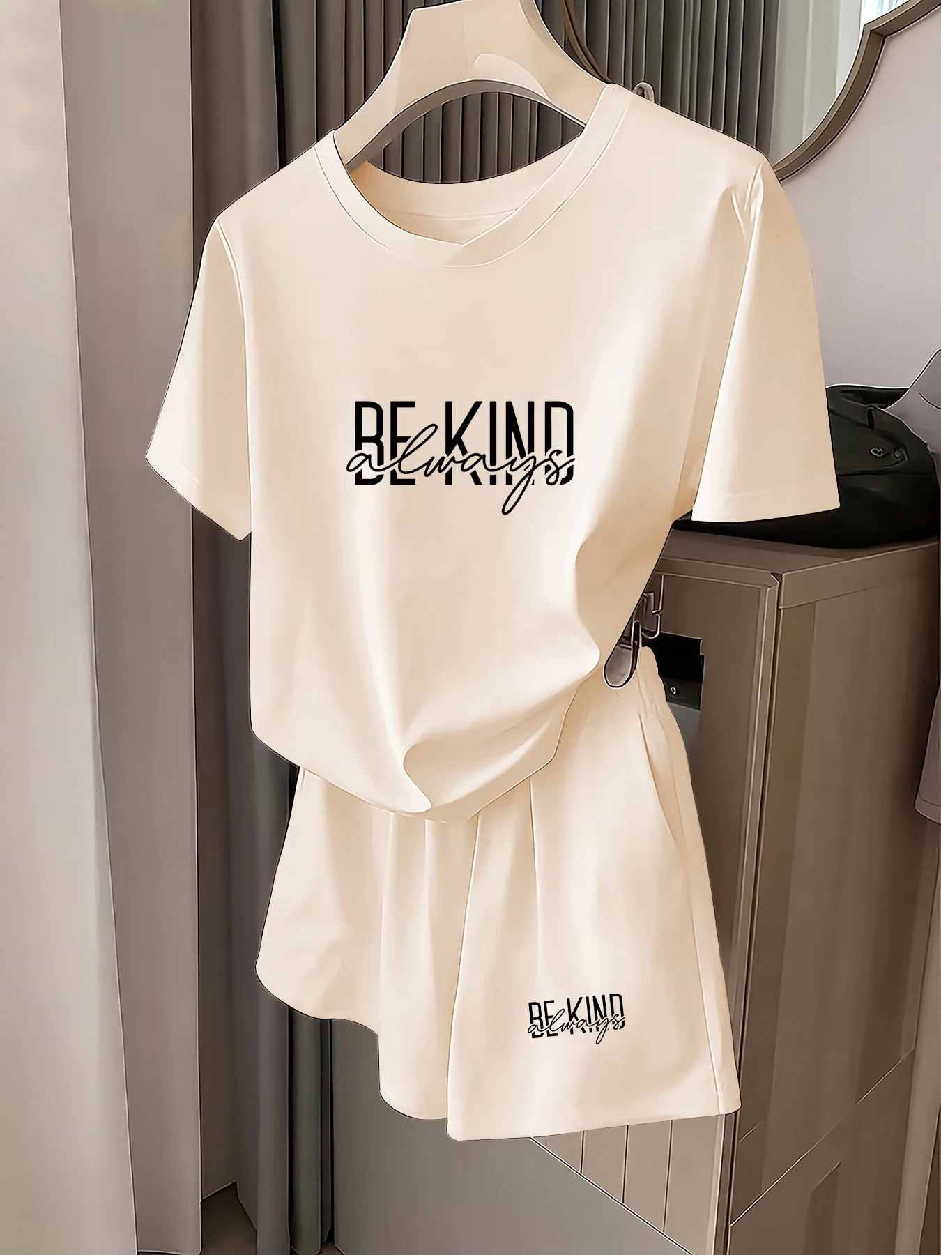 Summer Casual Sports Suit Be Kind Always Letter-Printed Short-Sleeved Shirt + Shorts Simple and Versatile Two-Piece Set
Summer Casual Sports Suit Be Kind Always Letter-Printed Short-Sleeved Shirt + Shorts Simple and Versatile Two-Piece Set