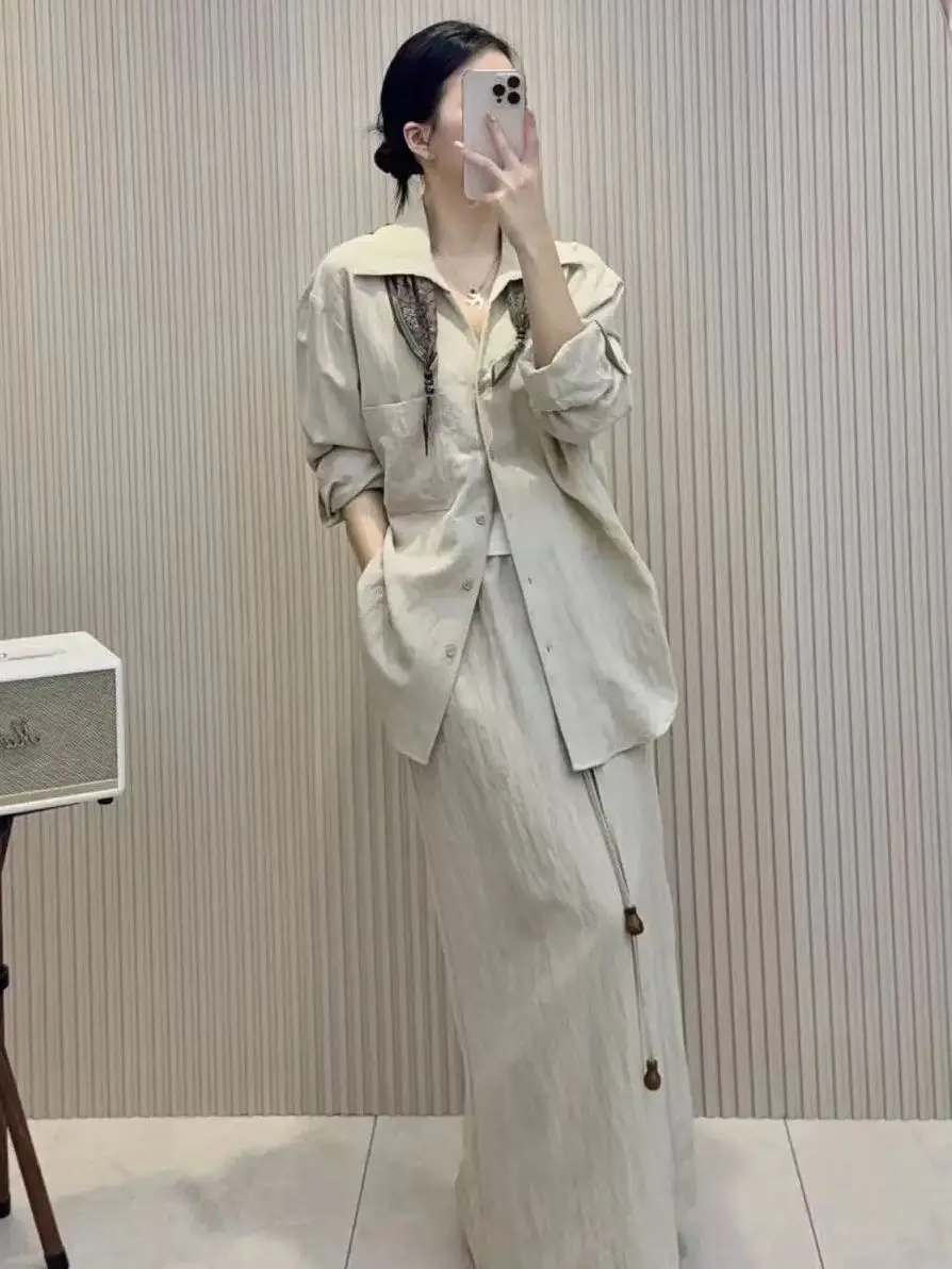 Элегантный стильный комплект одежды из льняной ткани однотонного цвета с юбкой на завязках.
Элегантный стильный комплект одежды из льняной ткани однотонного цвета с юбкой на завязках.