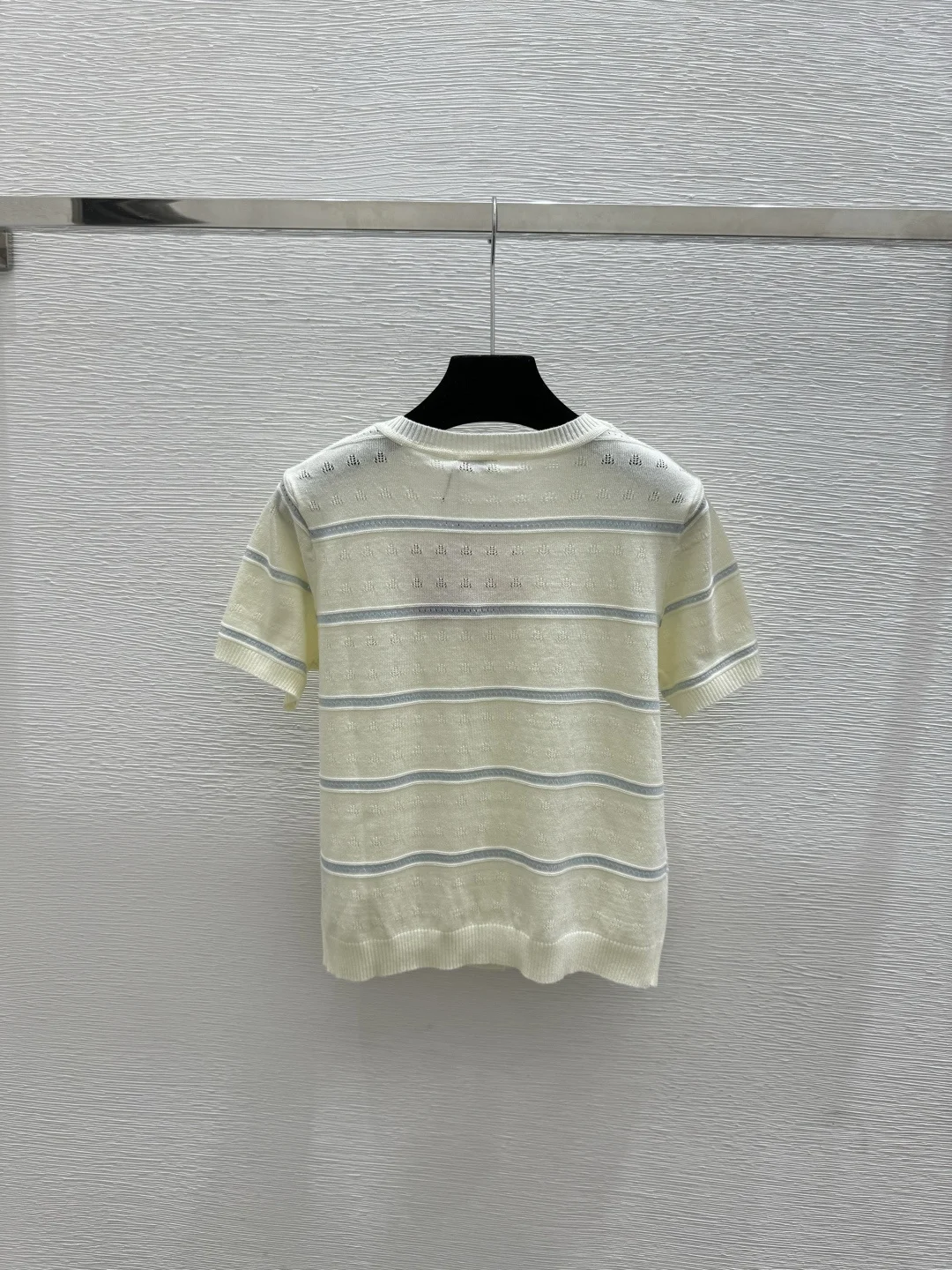 Spring and summer new contrasting striped V-neck knitted short sleeved cardigan 5
Spring and summer new contrasting striped V-neck knitted short sleeved cardigan 5