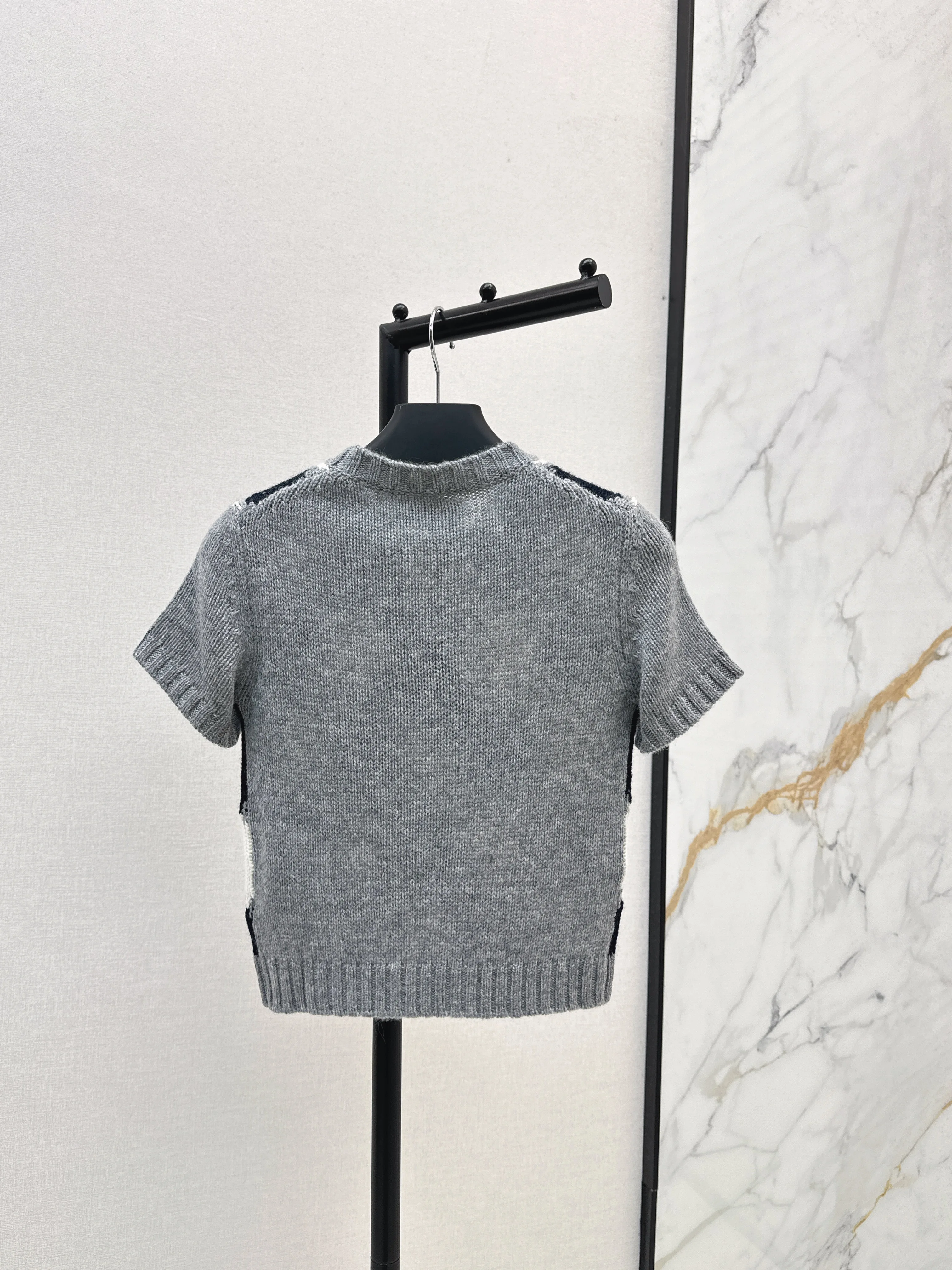 2025 Autumn New Style Women's Checkered Short-Sleeved Sweater
2025 Autumn New Style Women's Checkered Short-Sleeved Sweater