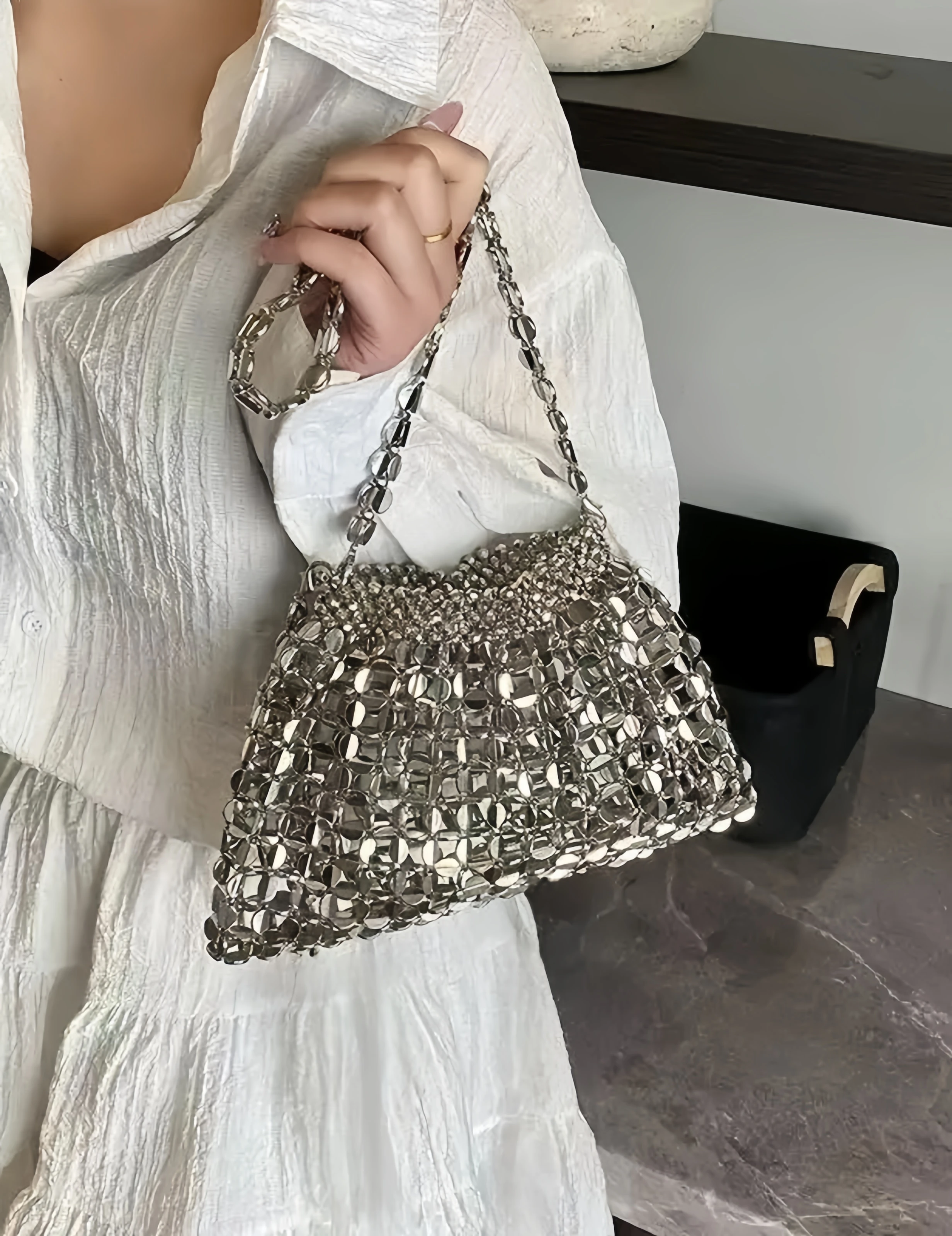 Metal Silver Beaded Shoulder Bag New Niche Design Korean Style Simple Shiny Chain Bag Hollow Hand Woven Shoulder Underarm Bag
Metal Silver Beaded Shoulder Bag New Niche Design Korean Style Simple Shiny Chain Bag Hollow Hand Woven Shoulder Underarm Bag