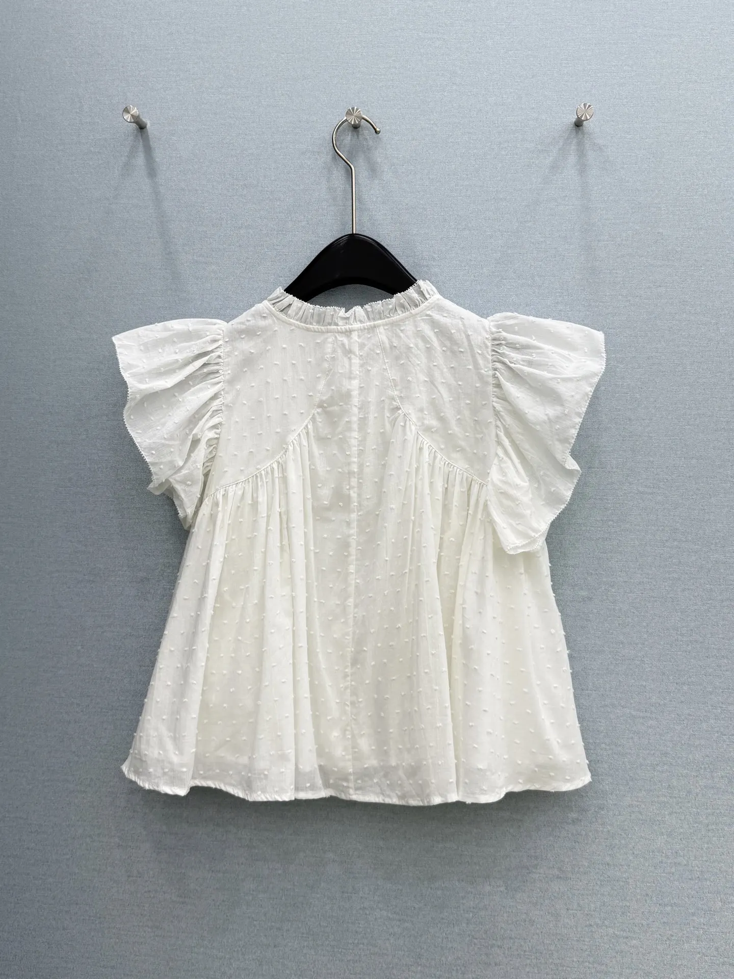 2026 Summer Women's Ruffle Stand Collar Dot Embroidery Flutter Sleeve Babydoll Top Loose Fit Sweet Style Sleeveless Top ZX185103
2026 Summer Women's Ruffle Stand Collar Dot Embroidery Flutter Sleeve Babydoll Top Loose Fit Sweet Style Sleeveless Top ZX185103
