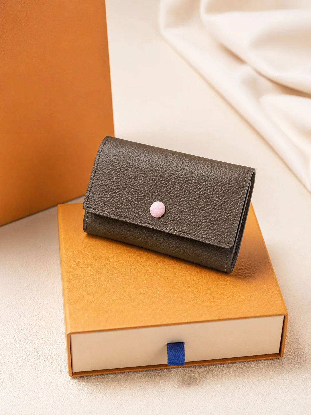 2026 Fashion New Canvas Key Bag Can Hold 6 Keys Patent Leather Glossy Embossed 10.5X7CM
2026 Fashion New Canvas Key Bag Can Hold 6 Keys Patent Leather Glossy Embossed 10.5X7CM
