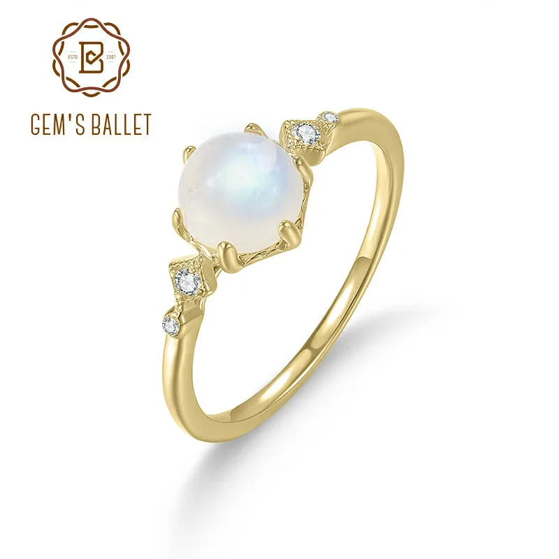 GEM'S BALLET круглое 6,5 мм 1,27 карата молочно-голубой лунный камень свадебное обручальное кольцо из стерлингового серебра 925 пробы с позолоченным подарком для нее
GEM'S BALLET круглое 6,5 мм 1,27 карата молочно-голубой лунный камень свадебное обручальное кольцо из стерлингового серебра 925 пробы с позолоченным подарком для нее