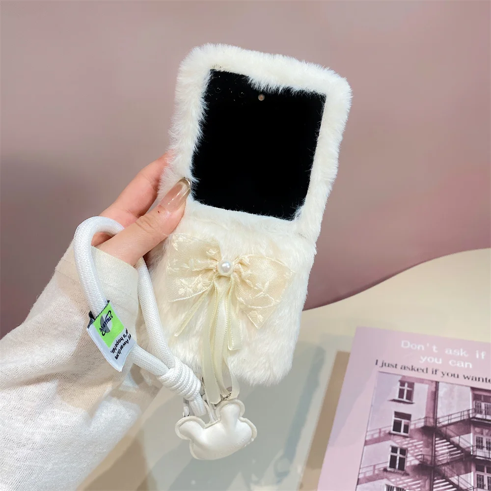 Warm Fluffy Plush Phone Case for Samsung Galaxy Z Flip8 7 6 Flip6 7FE Flip5 4 3 5G Cover With Bow Chain Cute shockproof Cover
Warm Fluffy Plush Phone Case for Samsung Galaxy Z Flip8 7 6 Flip6 7FE Flip5 4 3 5G Cover With Bow Chain Cute shockproof Cover