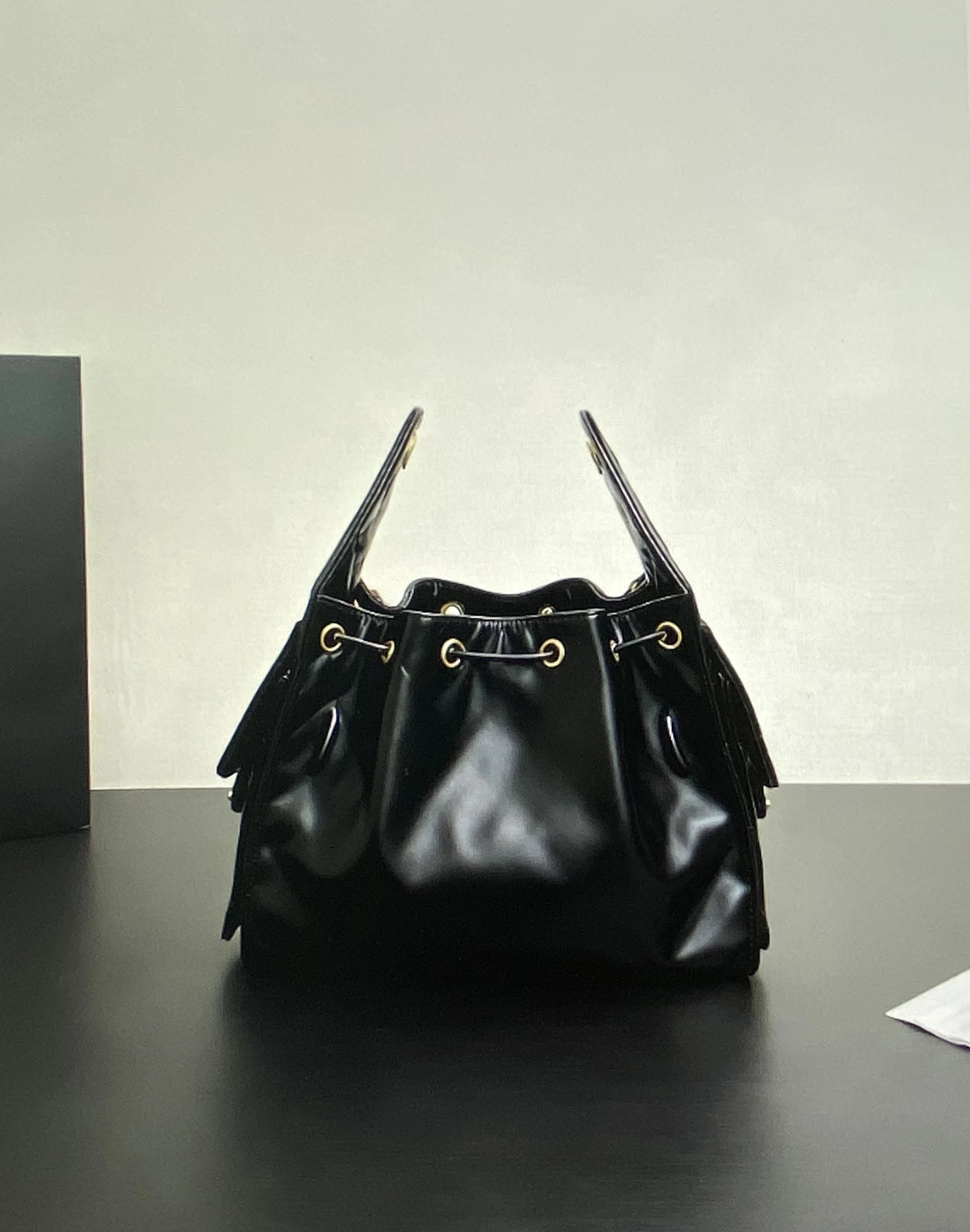 2025 Новая модная черная женская сумка-хобо из натуральной кожи на шнурке, сумка через плечо, высокое качество (размер: 30-26-14 см) D15
2025 Новая модная черная женская сумка-хобо из натуральной кожи на шнурке, сумка через плечо, высокое качество (размер: 30-26-14 см) D15