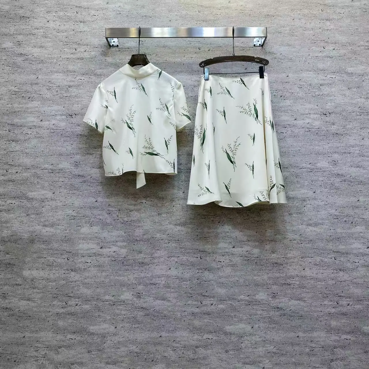 2026 Summer Women's Lily of the Valley Print Tie Back Cropped Shirt A-Line Skirt Set Gentle Style Two-Piece ZX185119
2026 Summer Women's Lily of the Valley Print Tie Back Cropped Shirt A-Line Skirt Set Gentle Style Two-Piece ZX185119