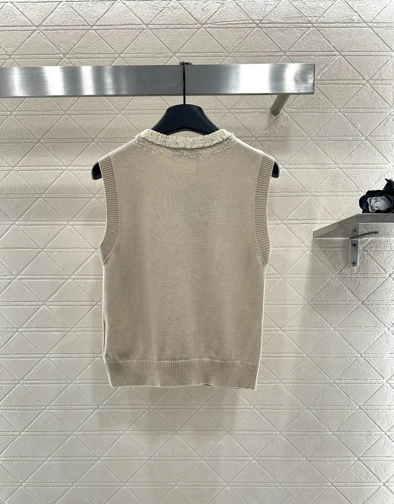 Women's new product launched nail bead floral knit vest, wool yarn round neck elegant and versatile knit vest top
Women's new product launched nail bead floral knit vest, wool yarn round neck elegant and versatile knit vest top