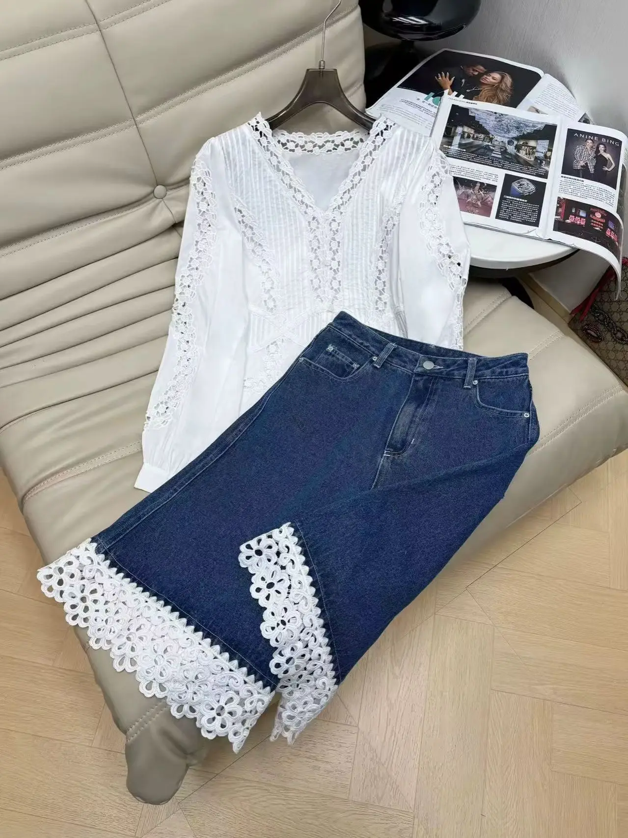 Retro and modern styles pure cotton white hollow-out V-neck shirt and denim mid-length pants
Retro and modern styles pure cotton white hollow-out V-neck shirt and denim mid-length pants