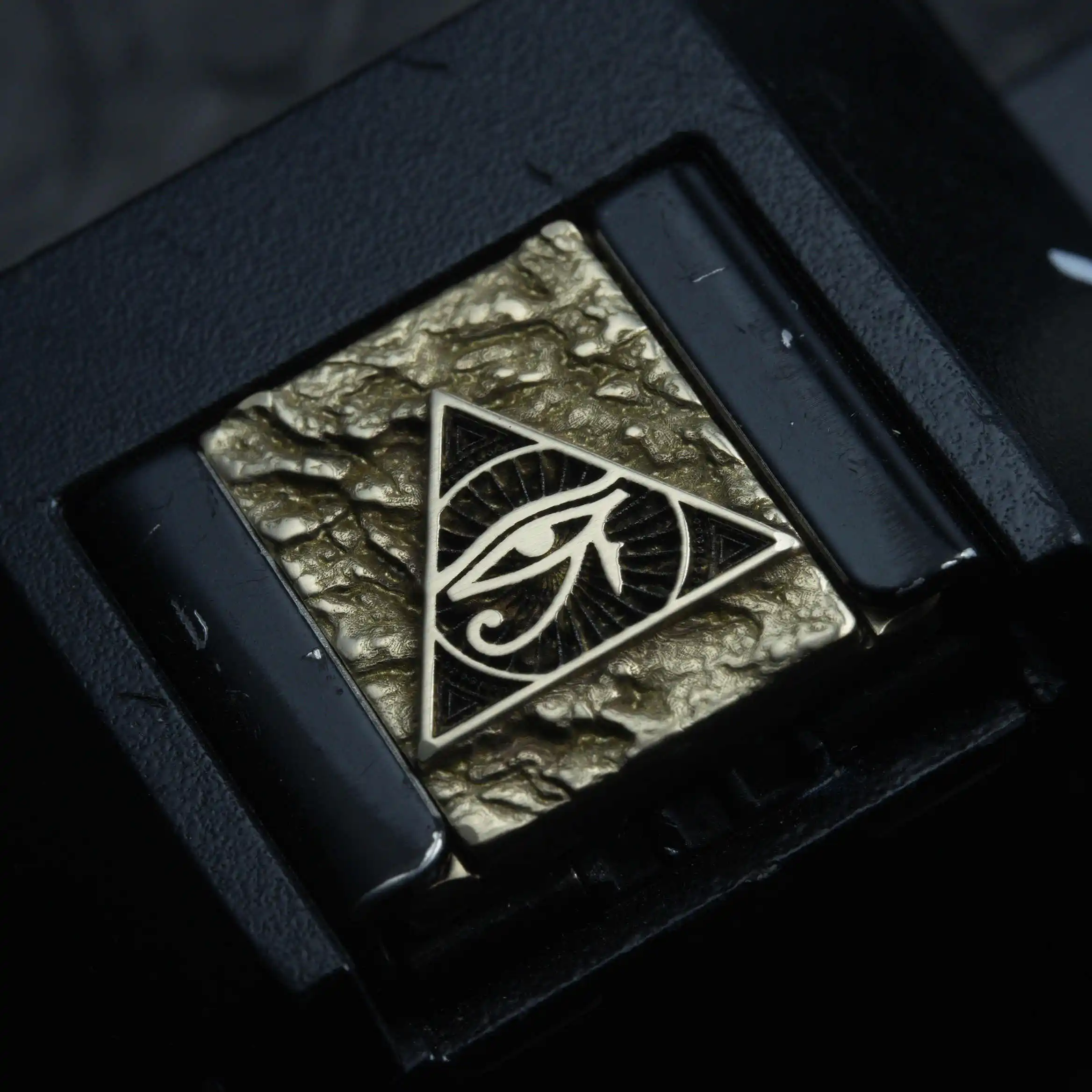 1pc Camera Hot Cover Cap Eye of Horus Metal Brass For Sony A7C Canon Fuji XT50 XT30 XE4 Nikon ZF Leica Olympus Pentax
1pc Camera Hot Cover Cap Eye of Horus Metal Brass For Sony A7C Canon Fuji XT50 XT30 XE4 Nikon ZF Leica Olympus Pentax