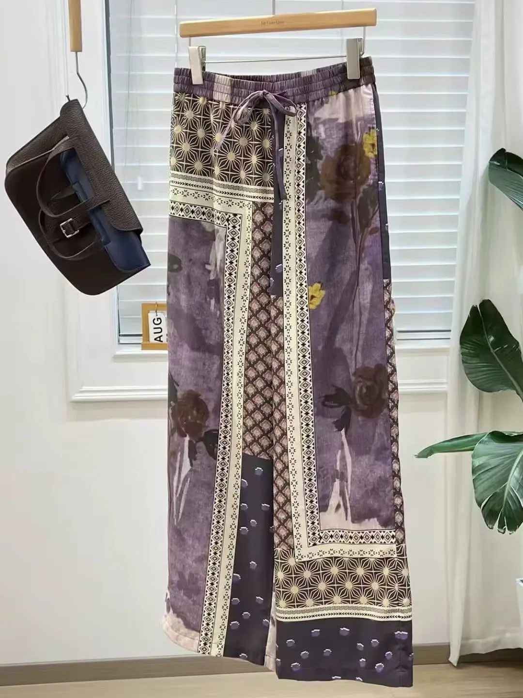 Heavyweight lyocell linen printed wide-leg pants
Heavyweight lyocell linen printed wide-leg pants