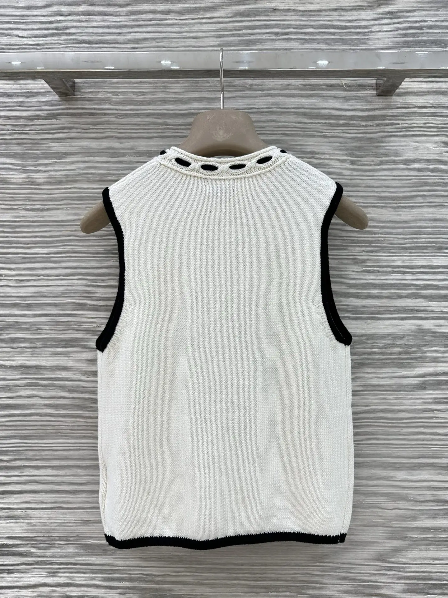 2026 Summer Women's Contrast Trim Hollow Neck Knit Vest Loose Elegant Layering Top for Fall Outfits ZX130
2026 Summer Women's Contrast Trim Hollow Neck Knit Vest Loose Elegant Layering Top for Fall Outfits ZX130