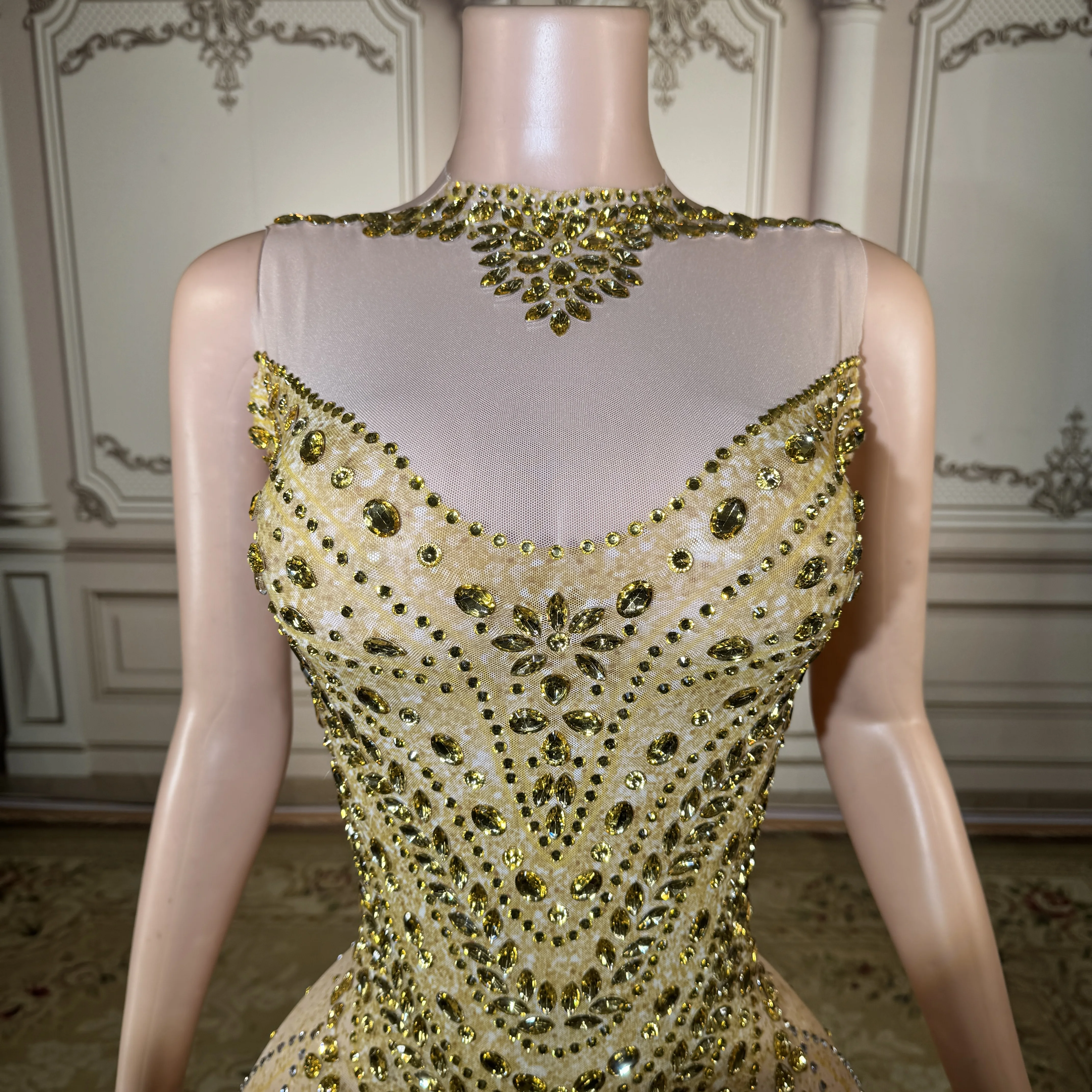 Длинное вечернее платье ZD Sparkling Gold Goddess для женщин, сексуальное, из сетчатой ткани, роскошное, с кристаллами, для вечеринок, выступлений на сцене, для певиц.
Длинное вечернее платье ZD Sparkling Gold Goddess для женщин, сексуальное, из сетчатой ткани, роскошное, с кристаллами, для вечеринок, выступлений на сцене, для певиц.