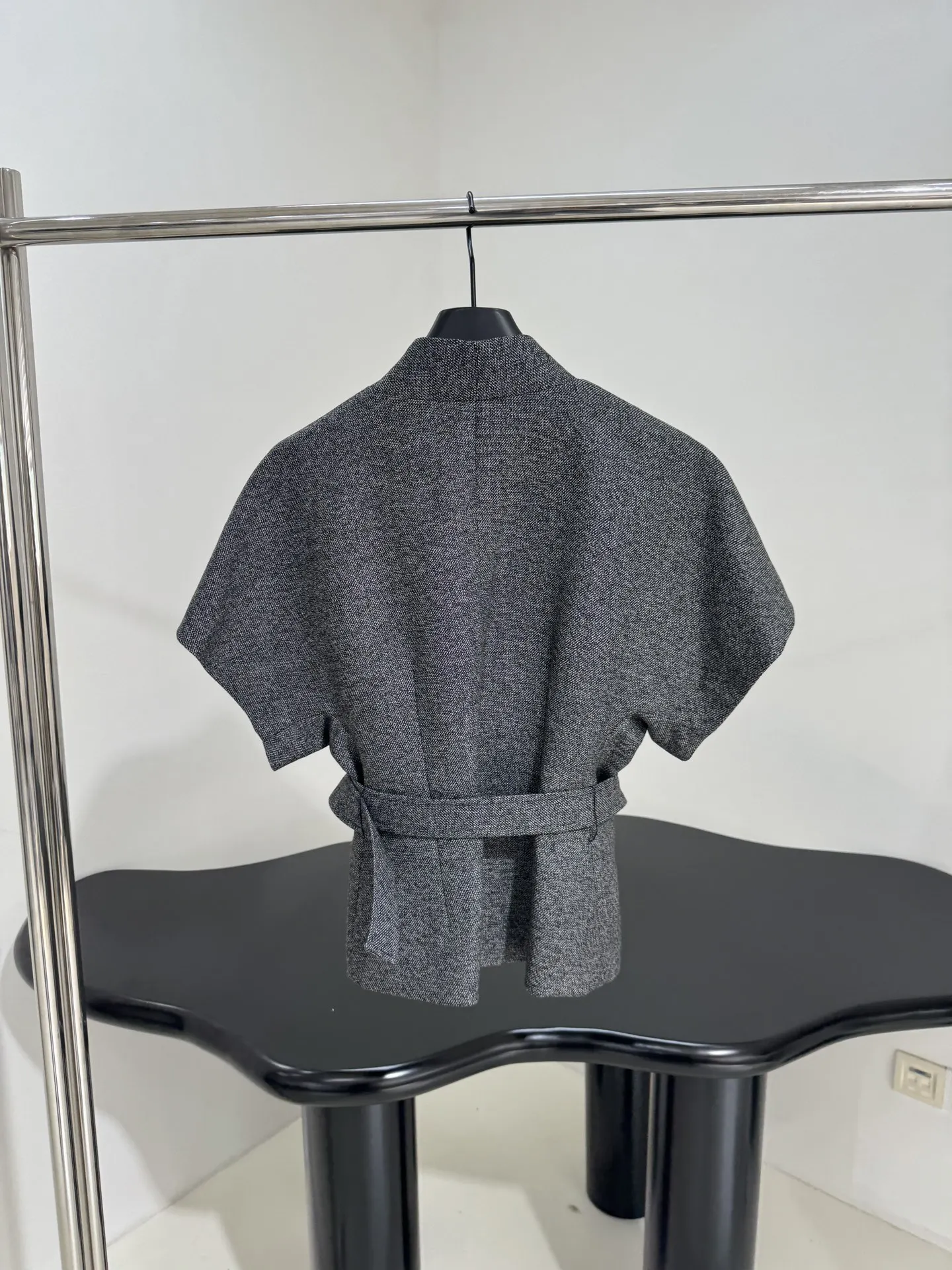 Early Autumn New Style Women V-neck Fleece Tweed Silhouette Drop-shoulder Short Sleeve
Early Autumn New Style Women V-neck Fleece Tweed Silhouette Drop-shoulder Short Sleeve