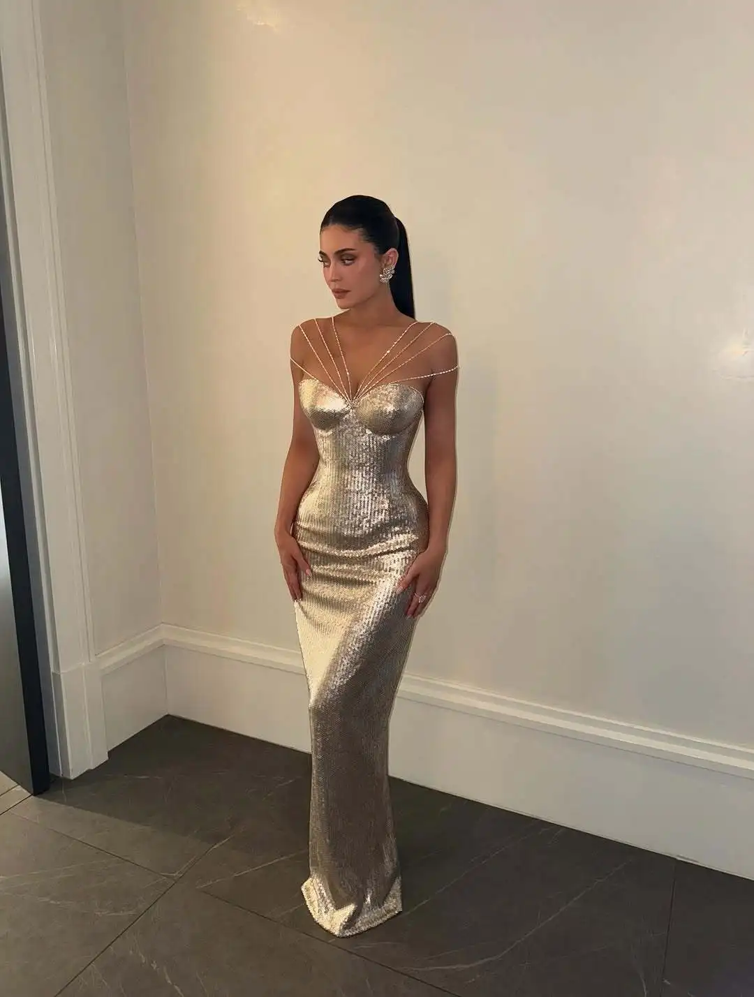 High-quality summer new women's sexy spaghetti strap off-shoulder sequin long dress elegant and fashionable evening dress
High-quality summer new women's sexy spaghetti strap off-shoulder sequin long dress elegant and fashionable evening dress