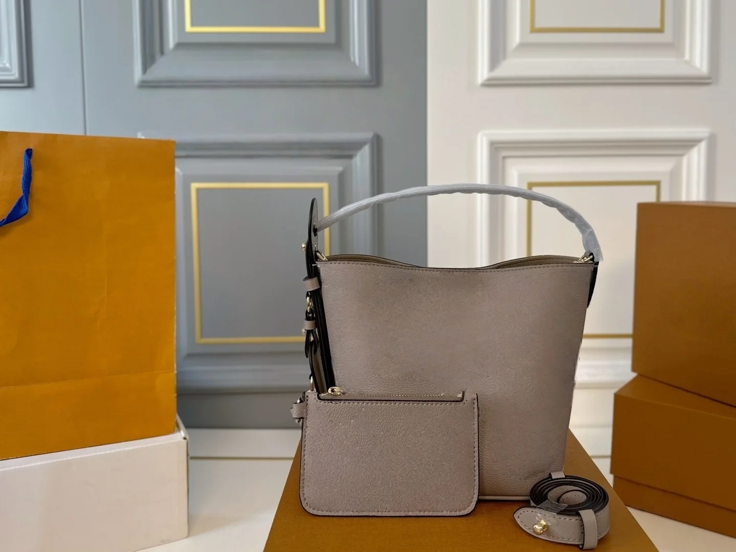 2025 New SIZE: 17x18 CM real leather high quality Fashionable Versatile bags Portable can be carried on the shoulder no boxes
2025 New SIZE: 17x18 CM real leather high quality Fashionable Versatile bags Portable can be carried on the shoulder no boxes