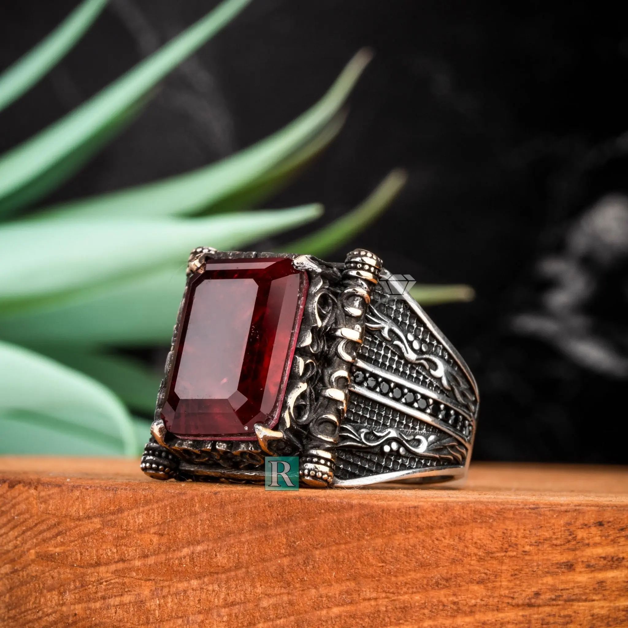 Pure silver ring 925 streling silver red zircon stone side mini zircon stone falcon nail detail high quality gift of jewelry
Pure silver ring 925 streling silver red zircon stone side mini zircon stone falcon nail detail high quality gift of jewelry