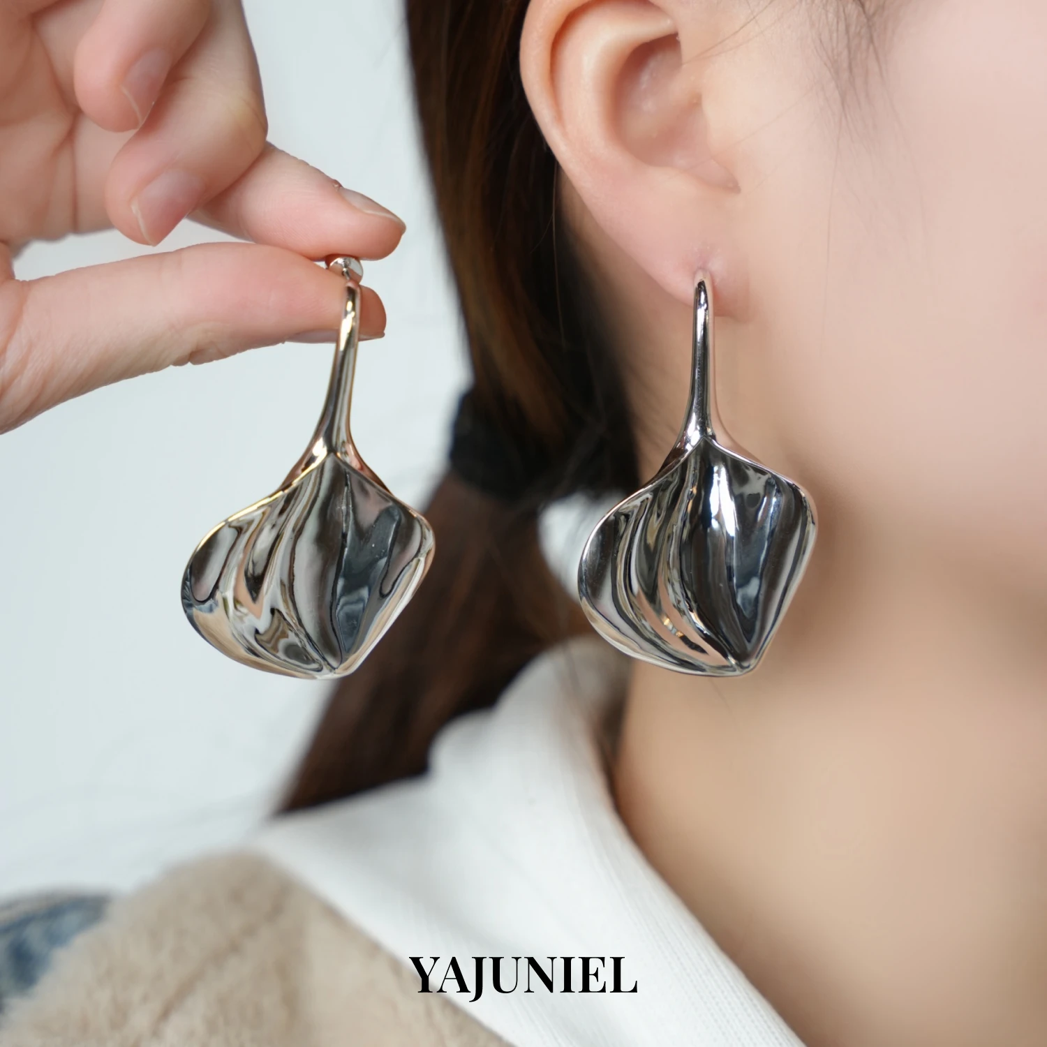 YAJUNIEL White Gold Plated Calla Lily Drop Earrings for Women Hypoallergenic Statement Petal Earrings Elegant Jewelry Gifts
YAJUNIEL White Gold Plated Calla Lily Drop Earrings for Women Hypoallergenic Statement Petal Earrings Elegant Jewelry Gifts