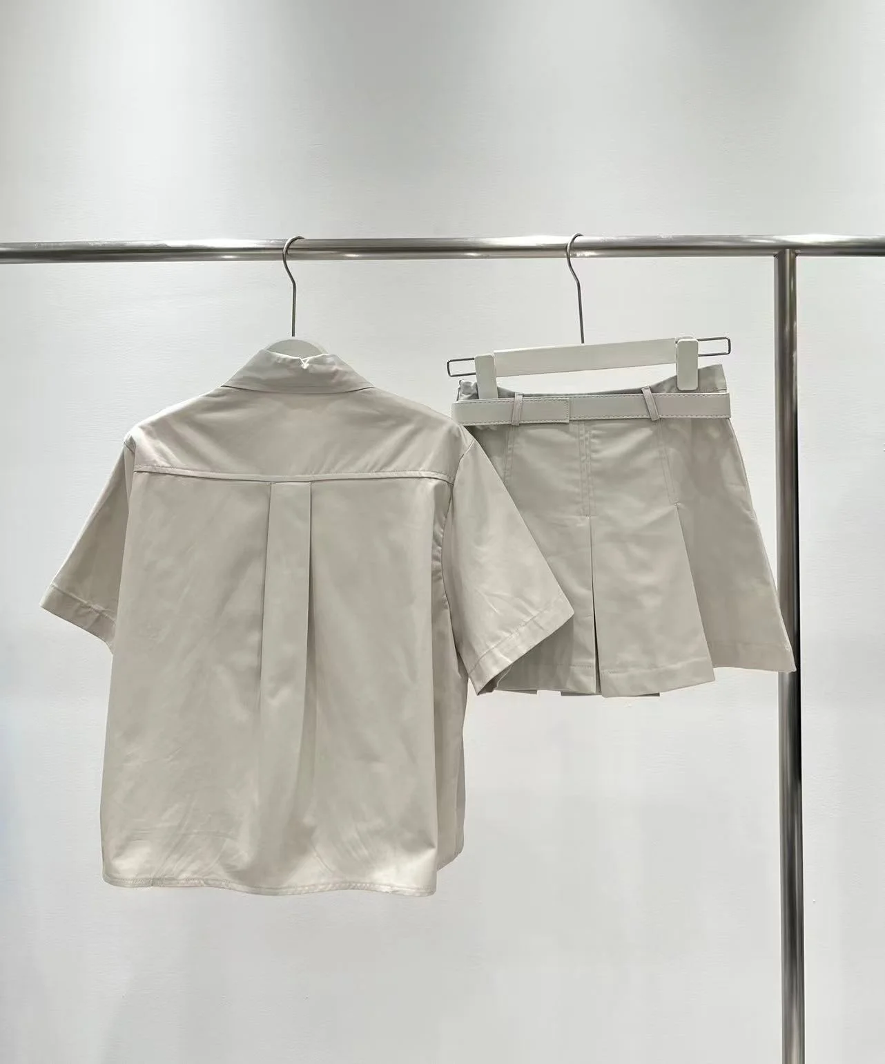 2026 Summer Women's Turn-Down Collar Back Pleat Shirt Belted Pleated Skirt Set Commuter Two-Piece Outfit ZX8864
2026 Summer Women's Turn-Down Collar Back Pleat Shirt Belted Pleated Skirt Set Commuter Two-Piece Outfit ZX8864