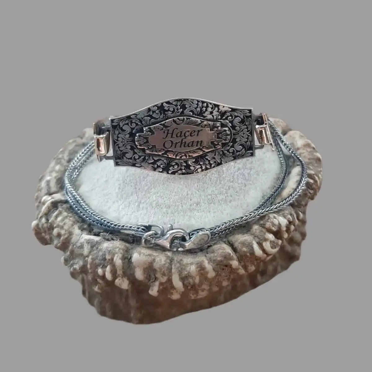 Name Bracelet Engraving Motifs Are Engraved Around It And Personalized Works Such As Name Logo and Arabic Prayer Can Men Women
Name Bracelet Engraving Motifs Are Engraved Around It And Personalized Works Such As Name Logo and Arabic Prayer Can Men Women