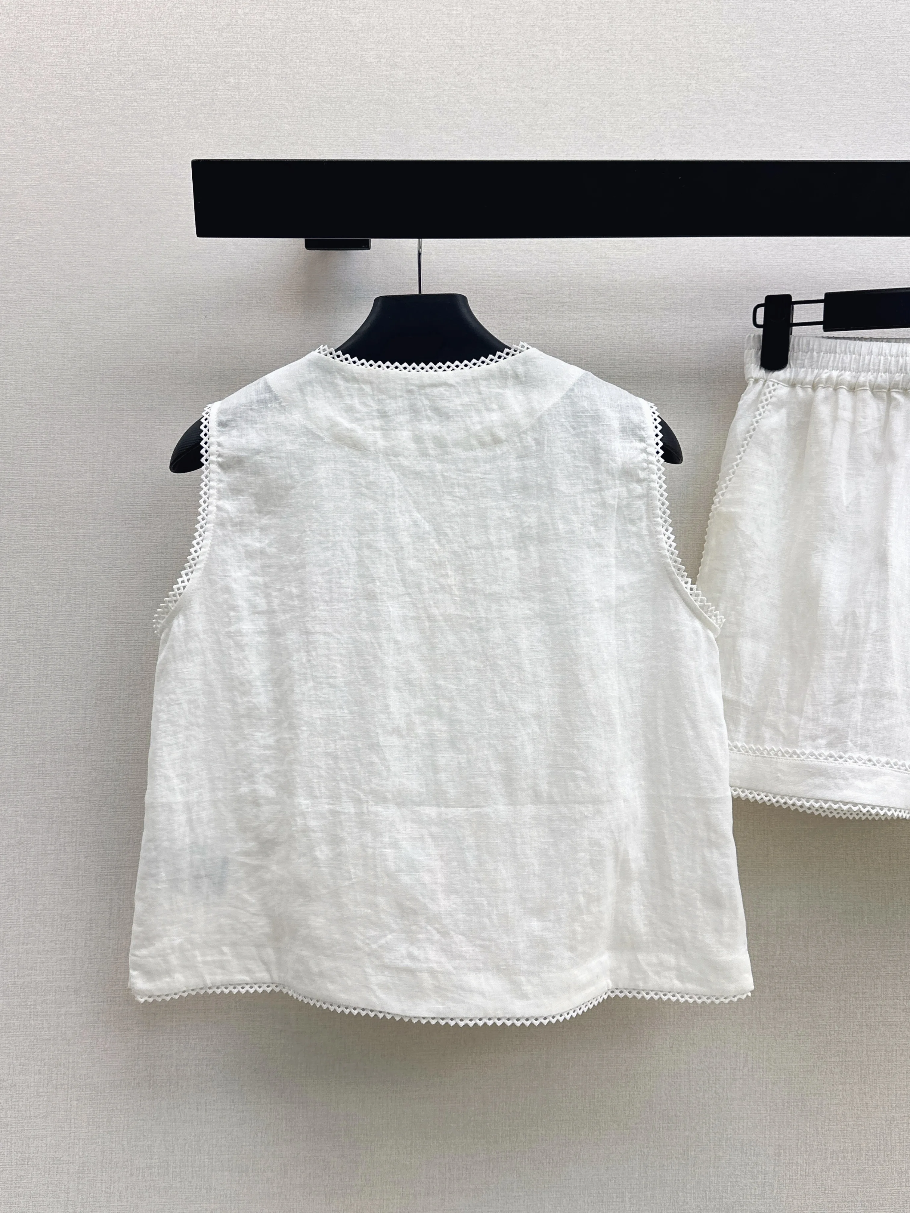 2026 Newest Spring/Summer Resort Set with Lace Trim Off-the-shoulder drawstring cropped shirt + midi skirt
2026 Newest Spring/Summer Resort Set with Lace Trim Off-the-shoulder drawstring cropped shirt + midi skirt