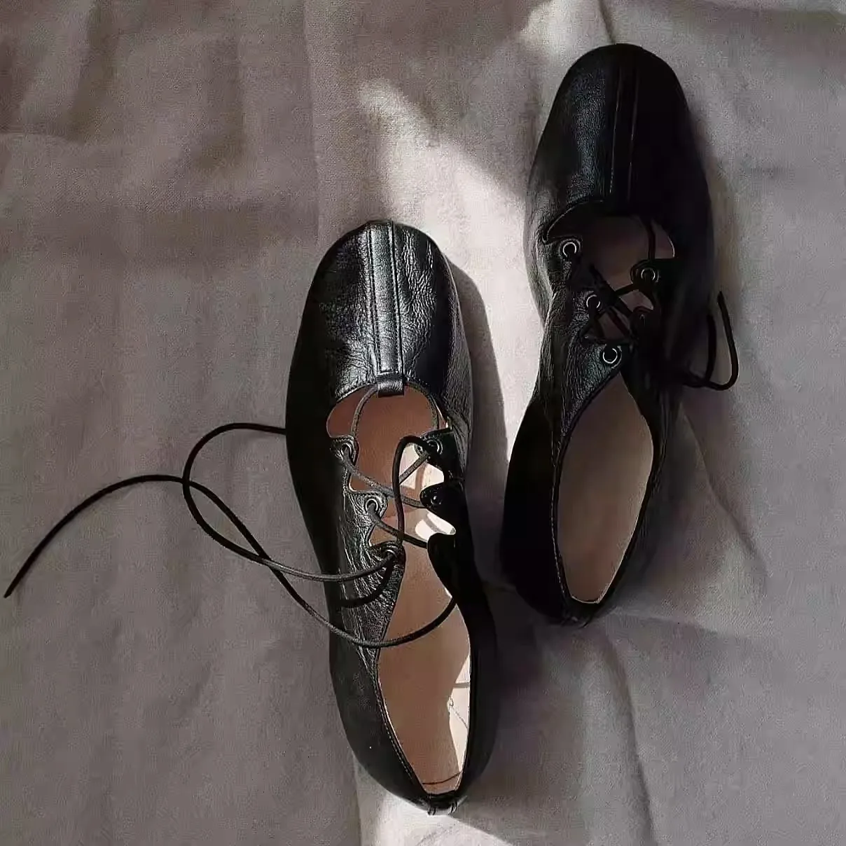 Lace-Up Leather Ballet Flats for Women Unique Tie-Up Design Versatile Dress Casual Shoes for Women
Lace-Up Leather Ballet Flats for Women Unique Tie-Up Design Versatile Dress Casual Shoes for Women