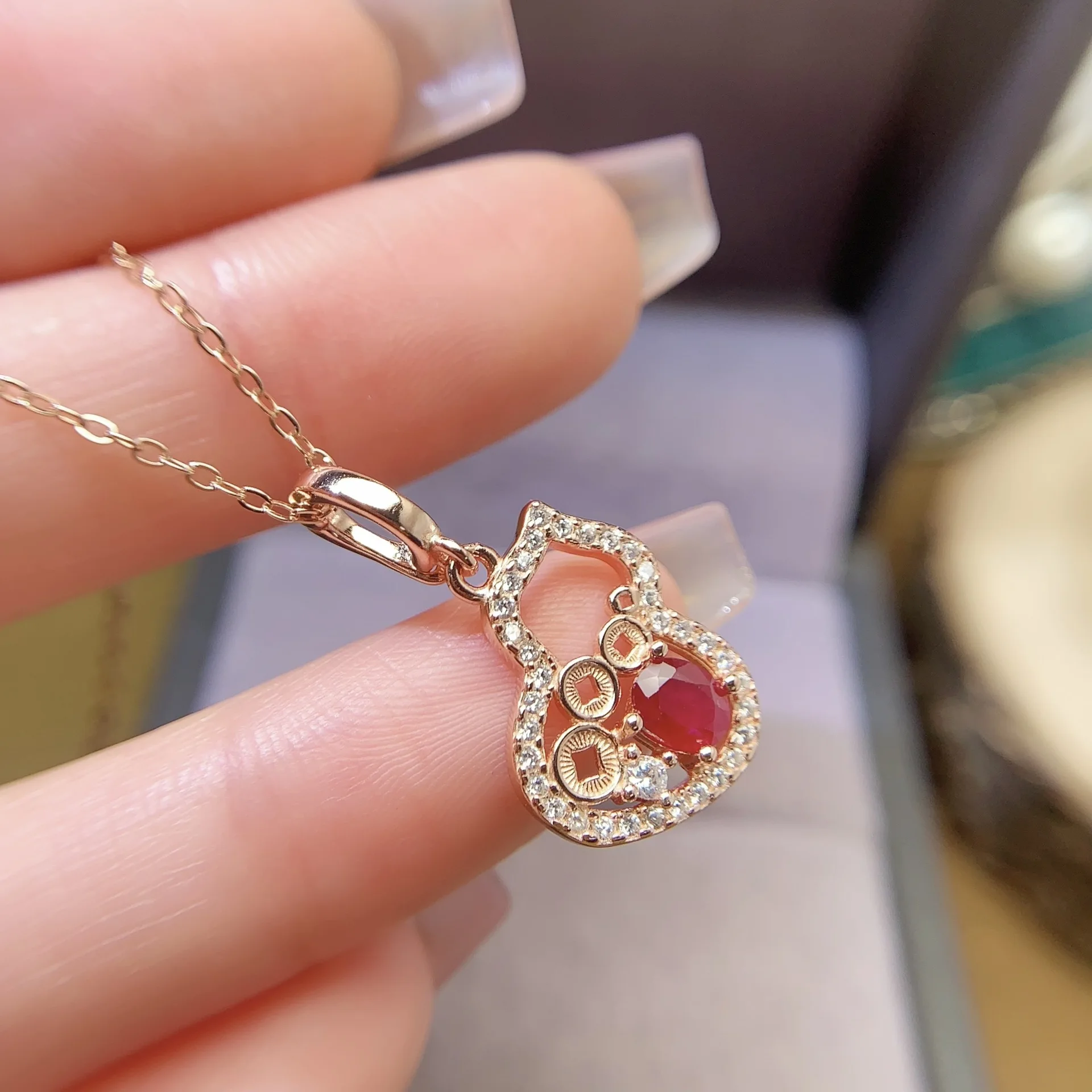 KJJEAXCMY girls' pure natural 4x5mm gourd ruby necklace pendant 925 sterling silver electroplated rose gold Christmas gift
KJJEAXCMY girls' pure natural 4x5mm gourd ruby necklace pendant 925 sterling silver electroplated rose gold Christmas gift