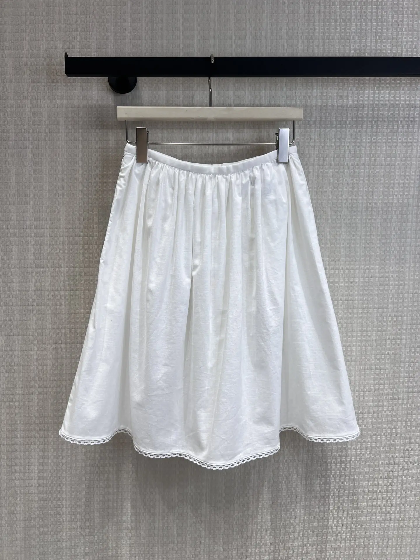 2026 Spring And Summer New Arrival Women's White Letter Embroidery Lace Spliced Cargo Midi Skirt With Large Pockets
2026 Spring And Summer New Arrival Women's White Letter Embroidery Lace Spliced Cargo Midi Skirt With Large Pockets