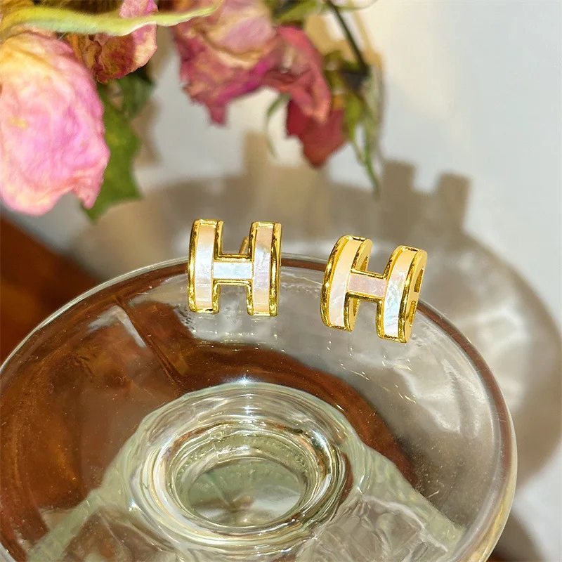 Natural Shell Letter H Temperament high quality Earrings Luxury Niche Design EarringsJewelry For Women
Natural Shell Letter H Temperament high quality Earrings Luxury Niche Design EarringsJewelry For Women