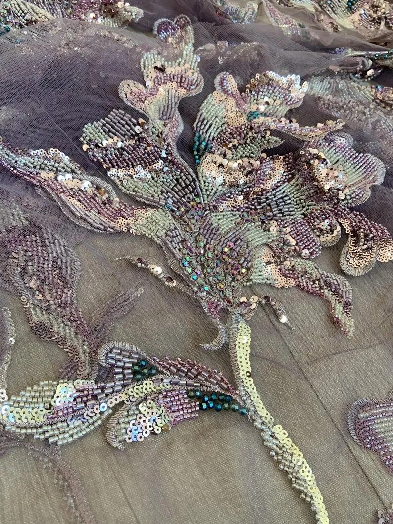 Фиолетовая тюлевая ткань ручной работы с цветочным принтом и блестками. Тяжелая тюлевая ткань из бисера с красочными цветами для платья, кутюр.
Фиолетовая тюлевая ткань ручной работы с цветочным принтом и блестками. Тяжелая тюлевая ткань из бисера с красочными цветами для платья, кутюр.