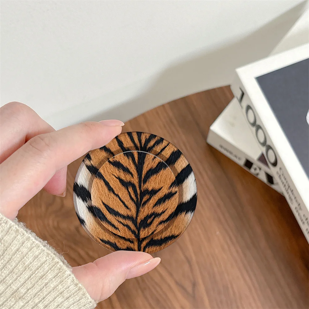 New luxury and fashionable tiger skin leopard print magnetic suction bag telescopic phone holder MagSafe portable magnetic sucti
New luxury and fashionable tiger skin leopard print magnetic suction bag telescopic phone holder MagSafe portable magnetic sucti