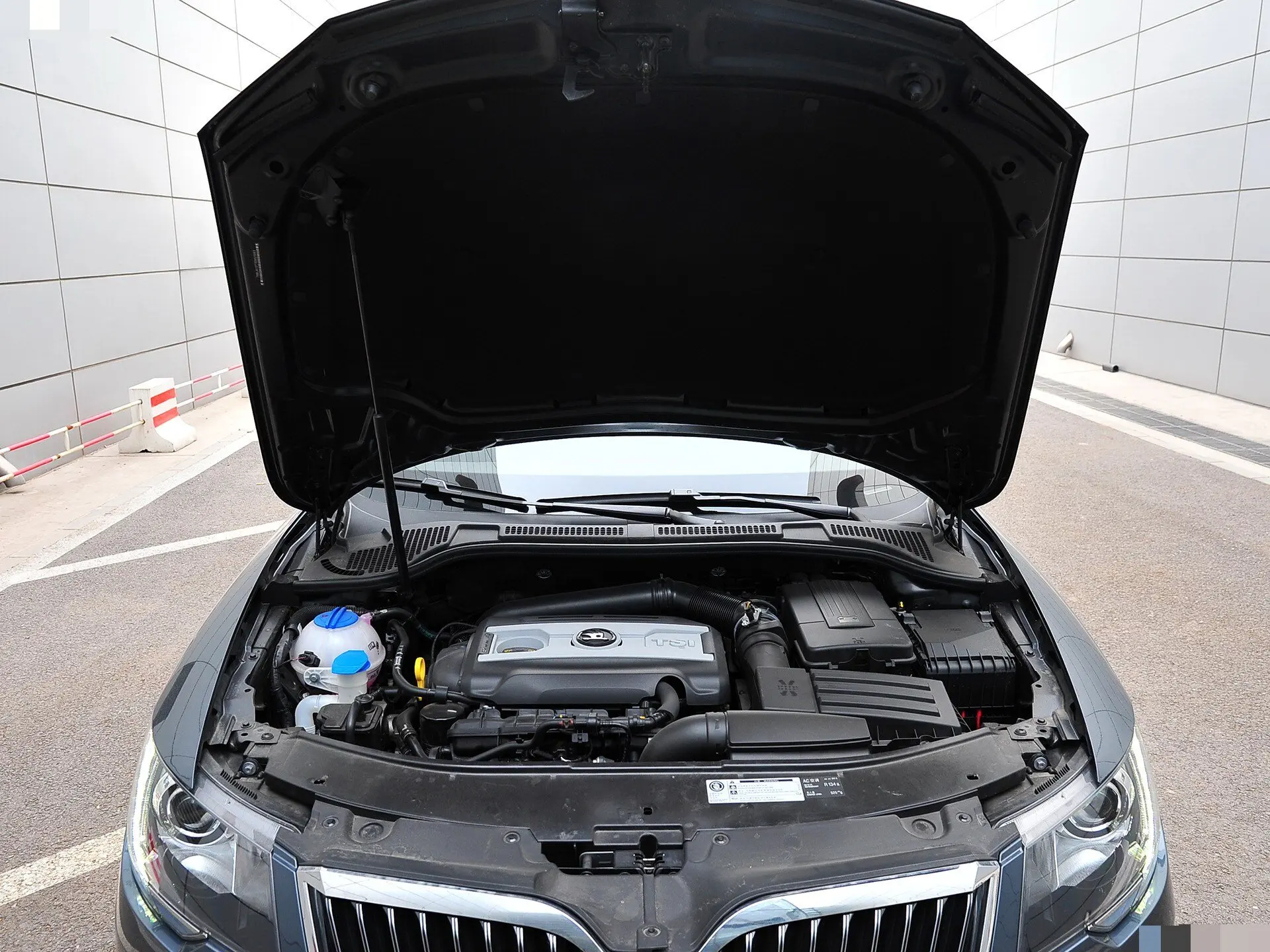 Амортизатор капота 730 мм, 1 шт., для Skoda Superb Liftback/Estate 3T4/3T5/3V3/3V5 2008-2023, передние газовые упоры капота, амортизационные стойки
Амортизатор капота 730 мм, 1 шт., для Skoda Superb Liftback/Estate 3T4/3T5/3V3/3V5 2008-2023, передние газовые упоры капота, амортизационные стойки
