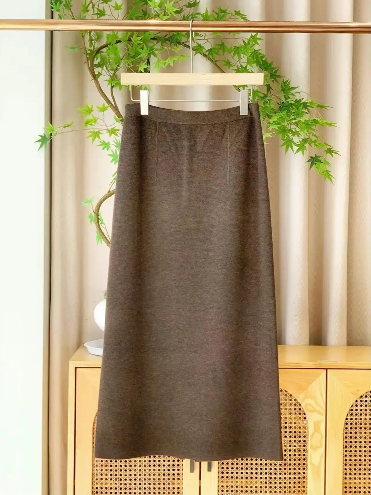 Элегантная двусторонняя вязаная шерстяная юбка средней длины с разрезом.
Элегантная двусторонняя вязаная шерстяная юбка средней длины с разрезом.