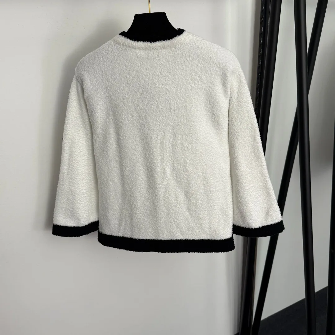 25 Autumn/Winter New Women's Versatile and Fashionable Style Round Neck Button Long Sleeve Contrast Coat
25 Autumn/Winter New Women's Versatile and Fashionable Style Round Neck Button Long Sleeve Contrast Coat