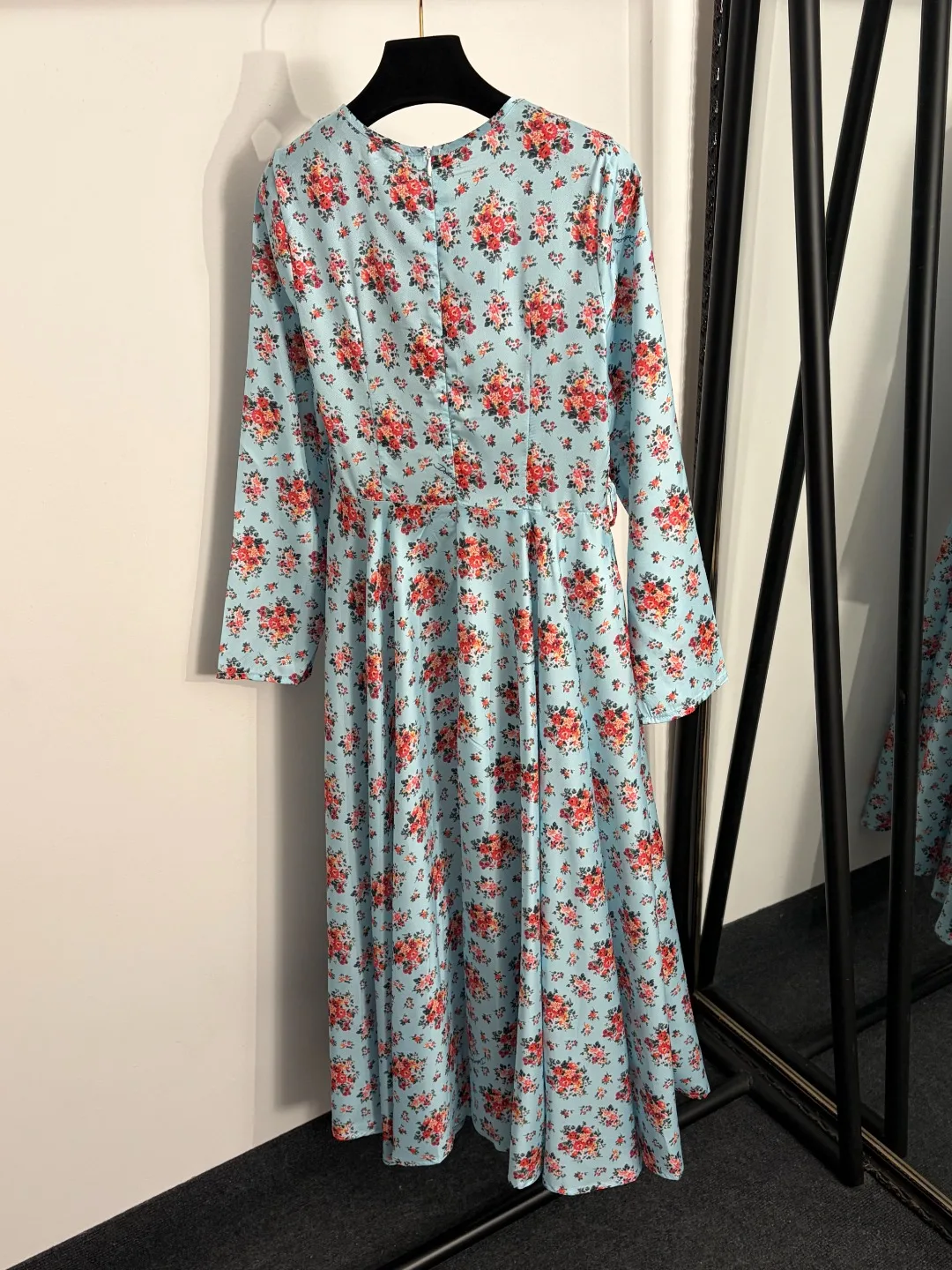 2026 Spring Summer New Light Blue Floral Dress Long Sleeve Fitted Waist Adjustable Side Tie Midi Dress For Women
2026 Spring Summer New Light Blue Floral Dress Long Sleeve Fitted Waist Adjustable Side Tie Midi Dress For Women