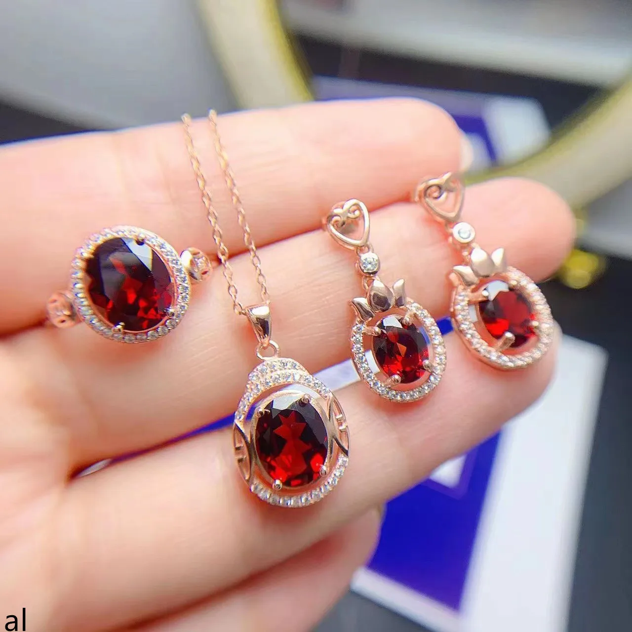 KJJEAXCMY Boutique Jewelry Women's Accessories Set 925 Pure Silver Natural Garnet Ring Pendant Necklace Earrings Wedding Party
KJJEAXCMY Boutique Jewelry Women's Accessories Set 925 Pure Silver Natural Garnet Ring Pendant Necklace Earrings Wedding Party